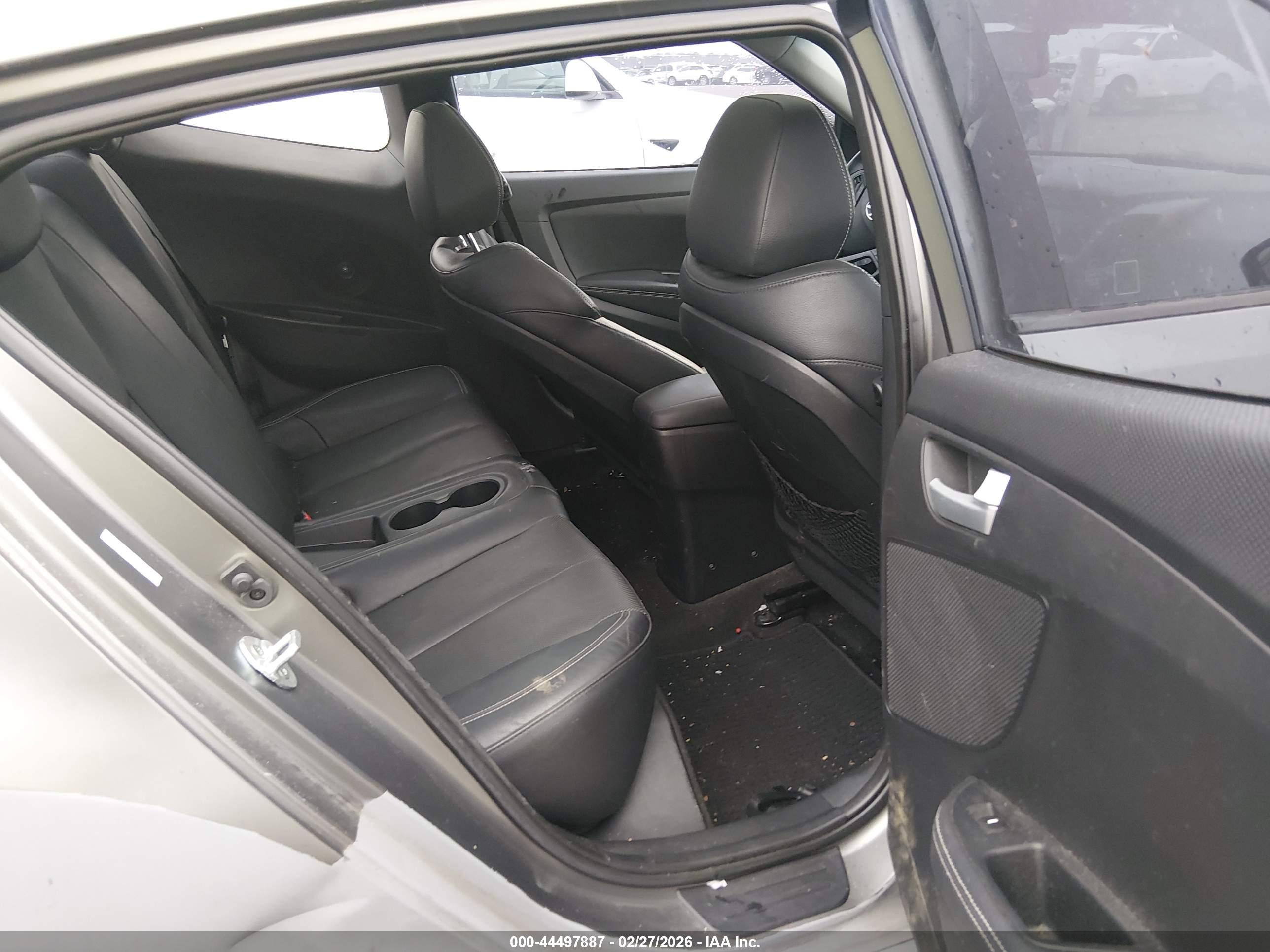 HYUNDAI VELOSTER image 8