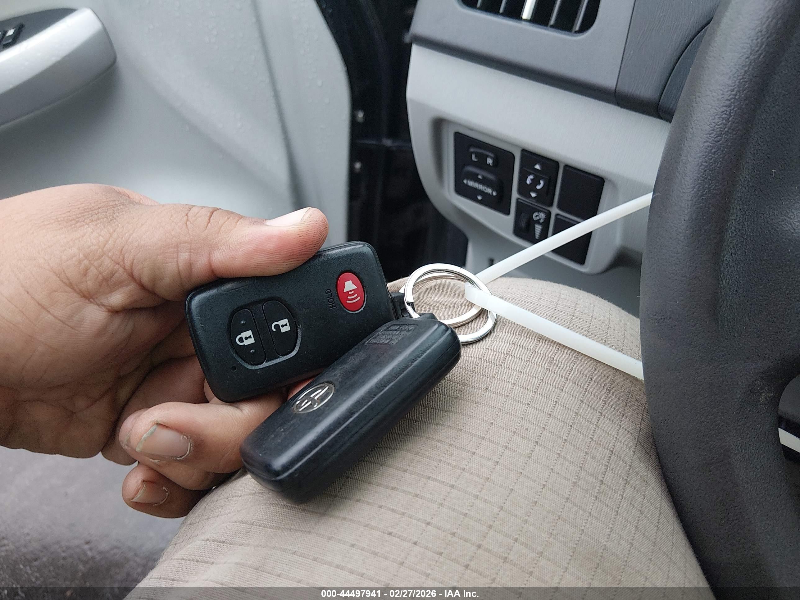 TOYOTA PRIUS image 11