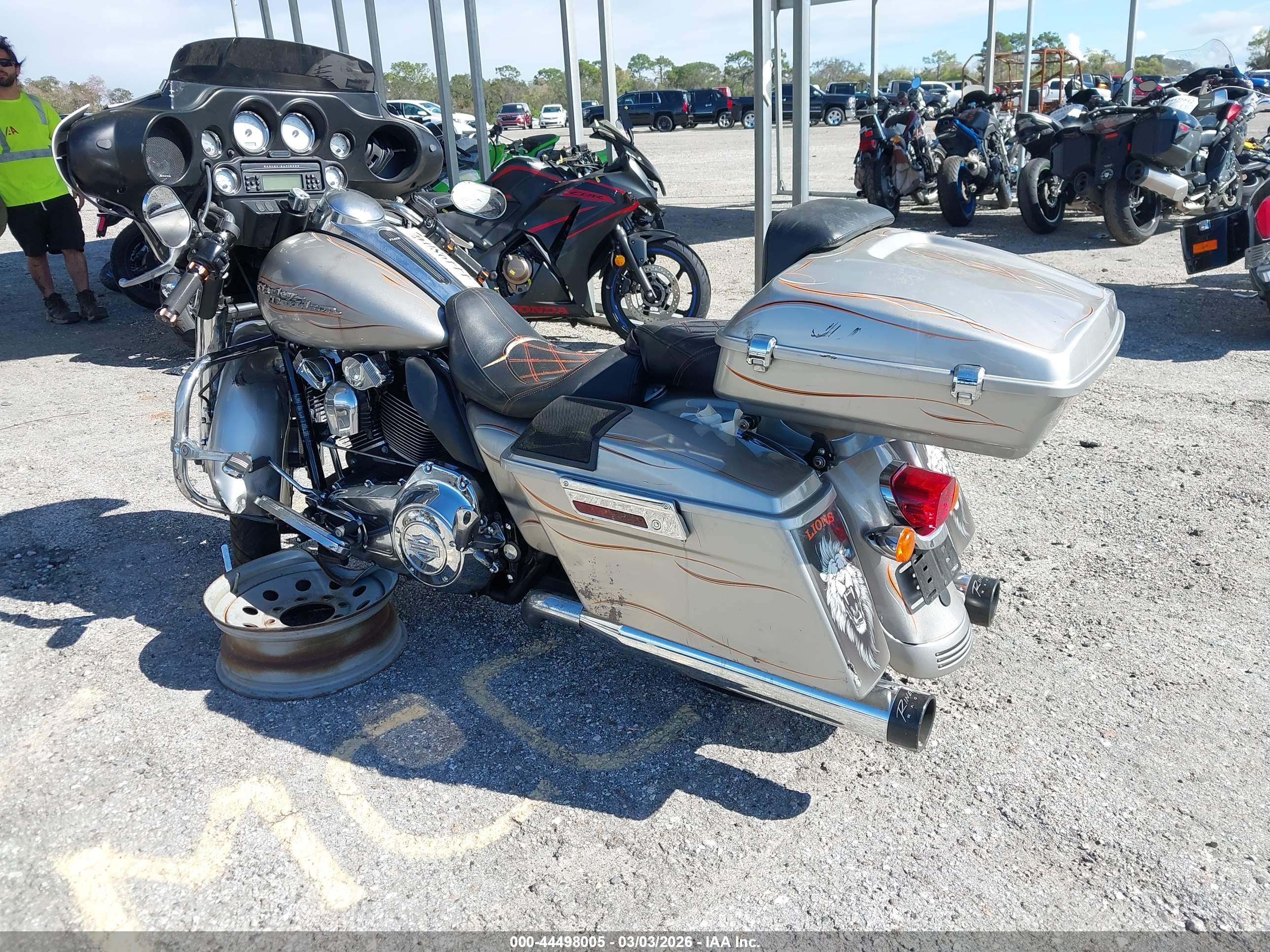 HARLEY-DAVIDSON FLHX image 3