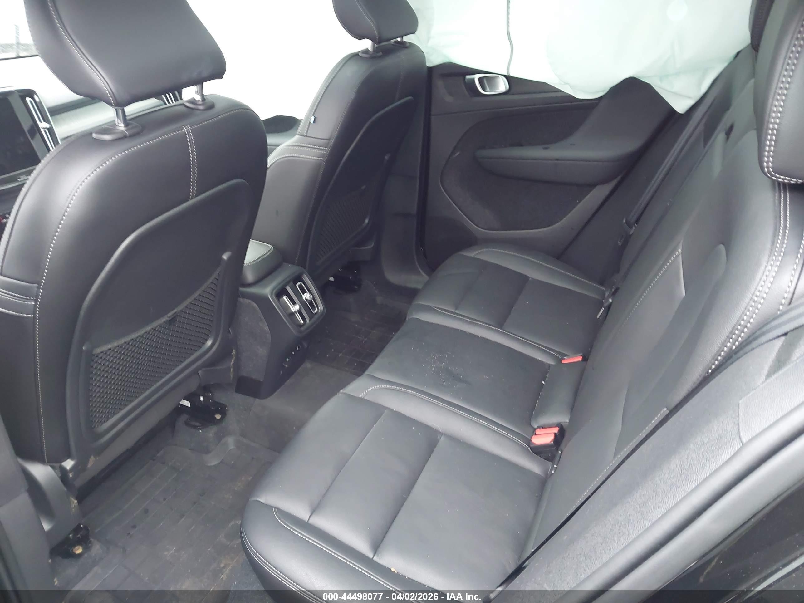 VOLVO XC40 image 8
