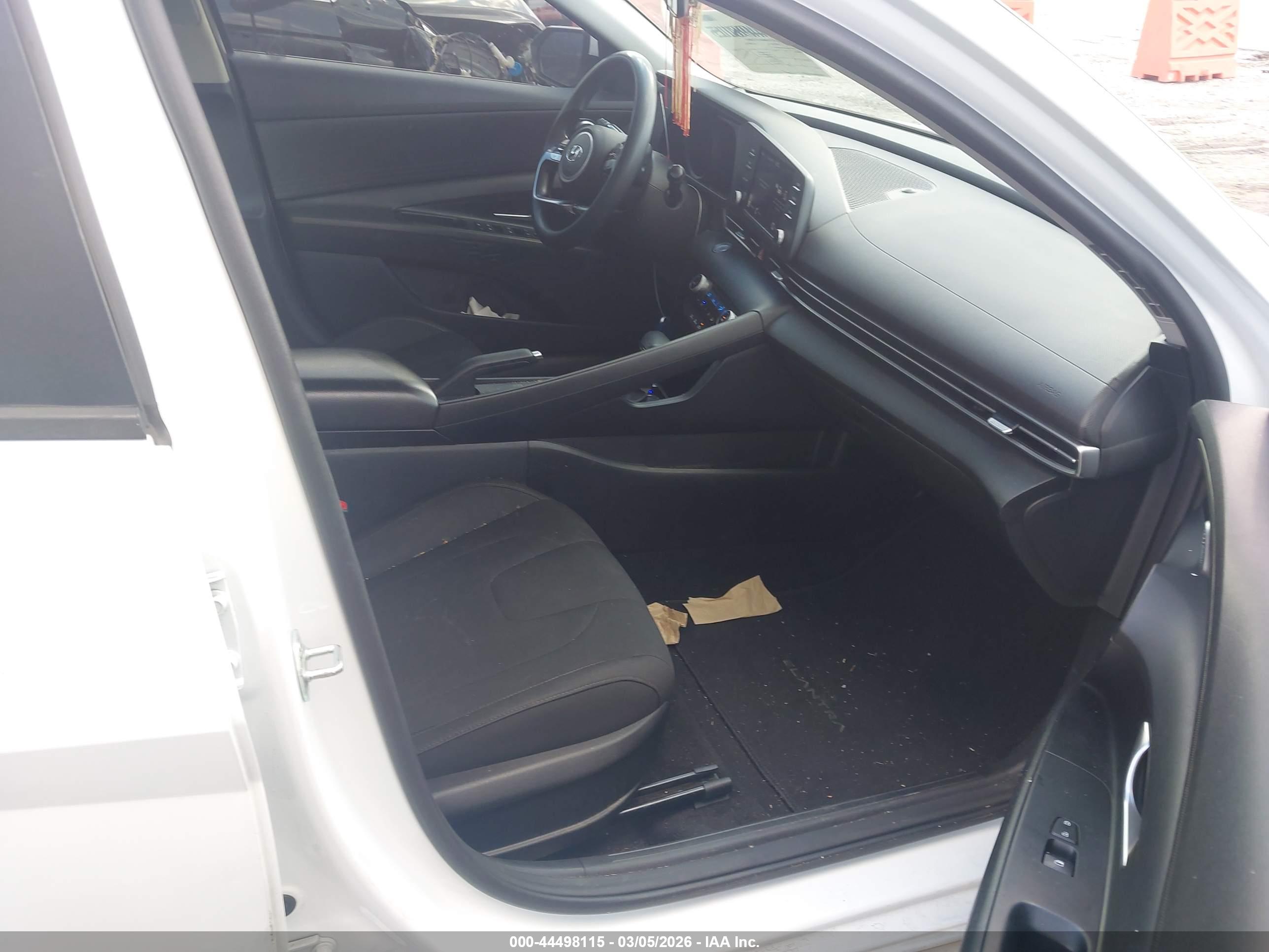 HYUNDAI ELANTRA image 5