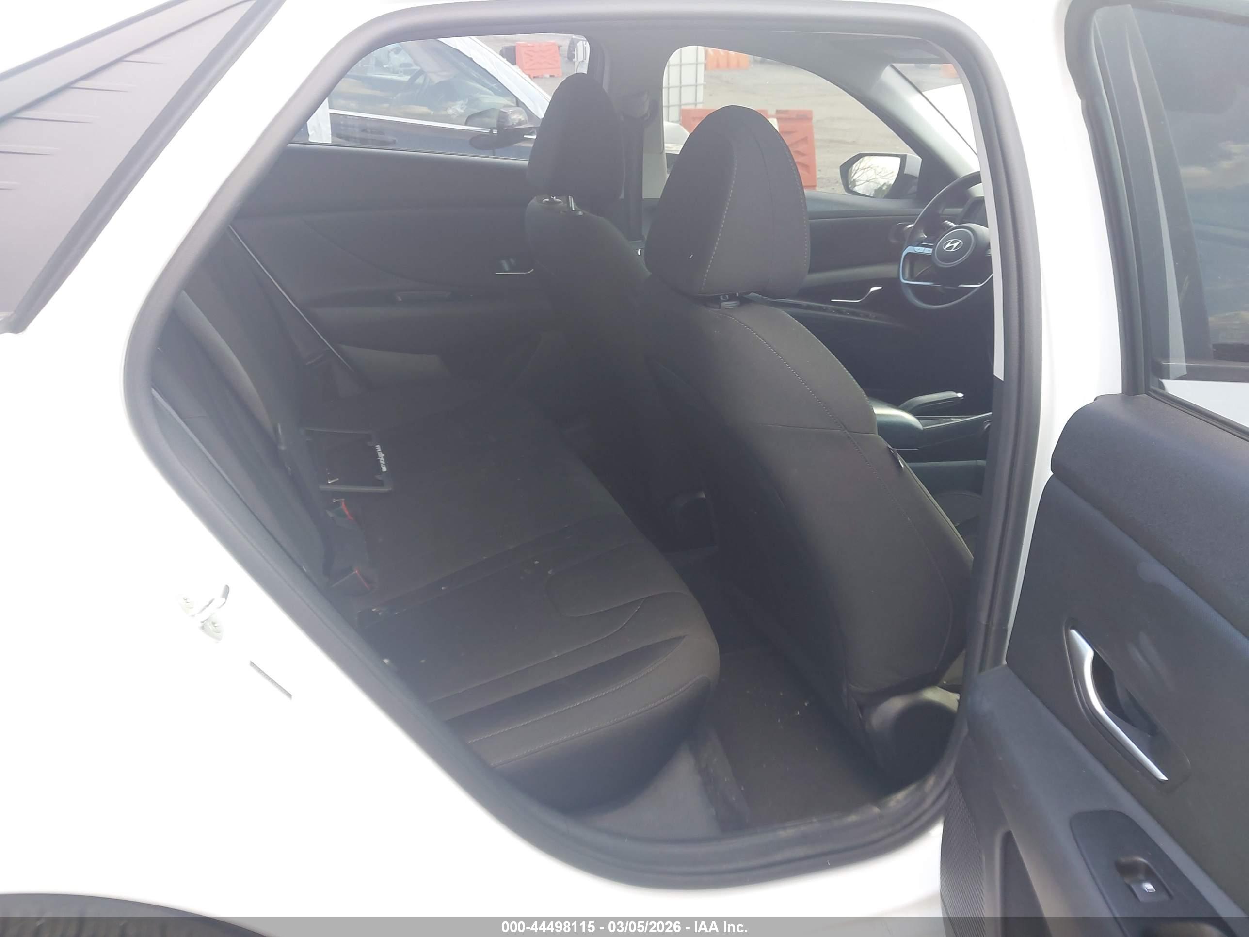 HYUNDAI ELANTRA image 8