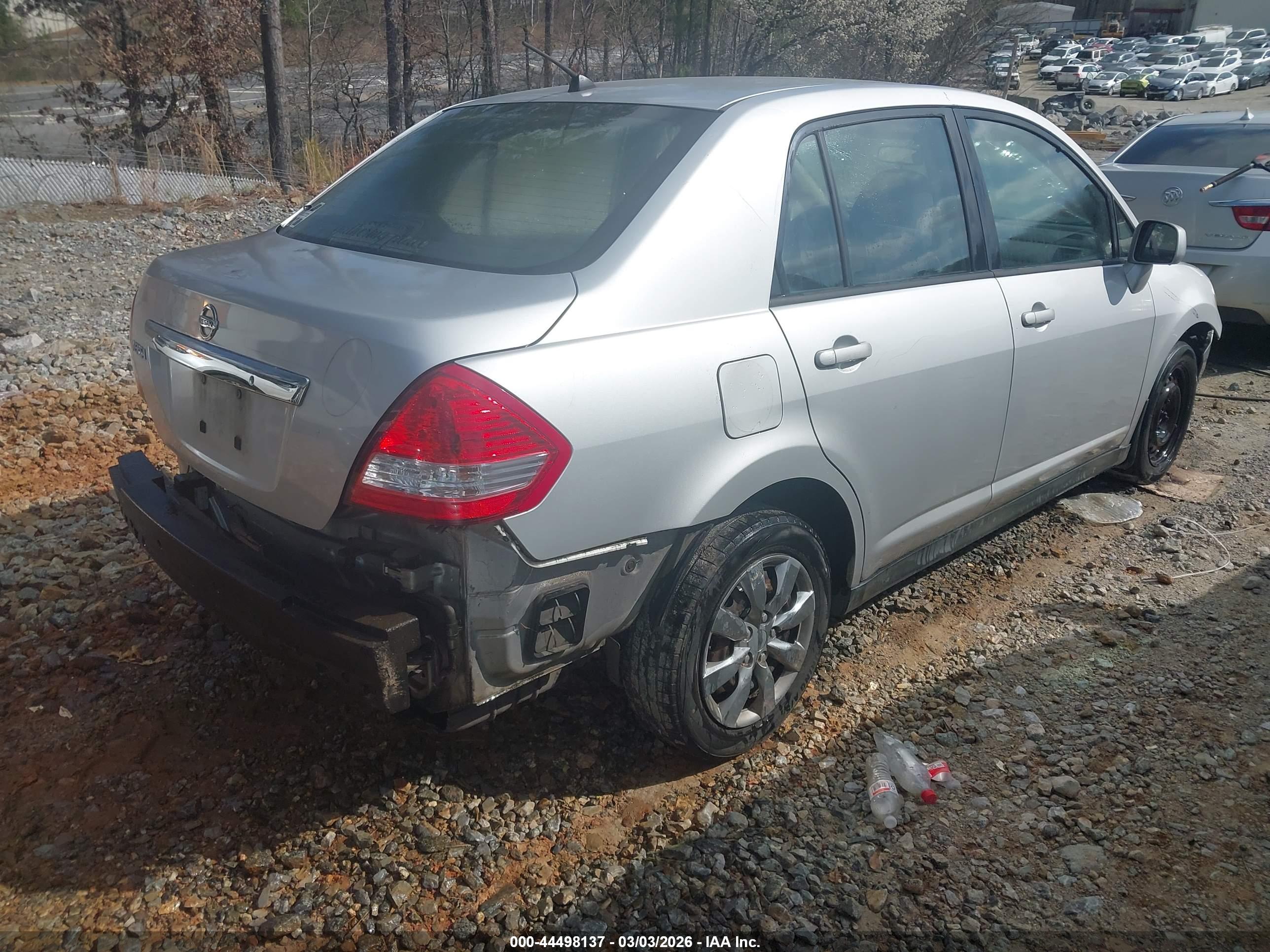 NISSAN VERSA image 4