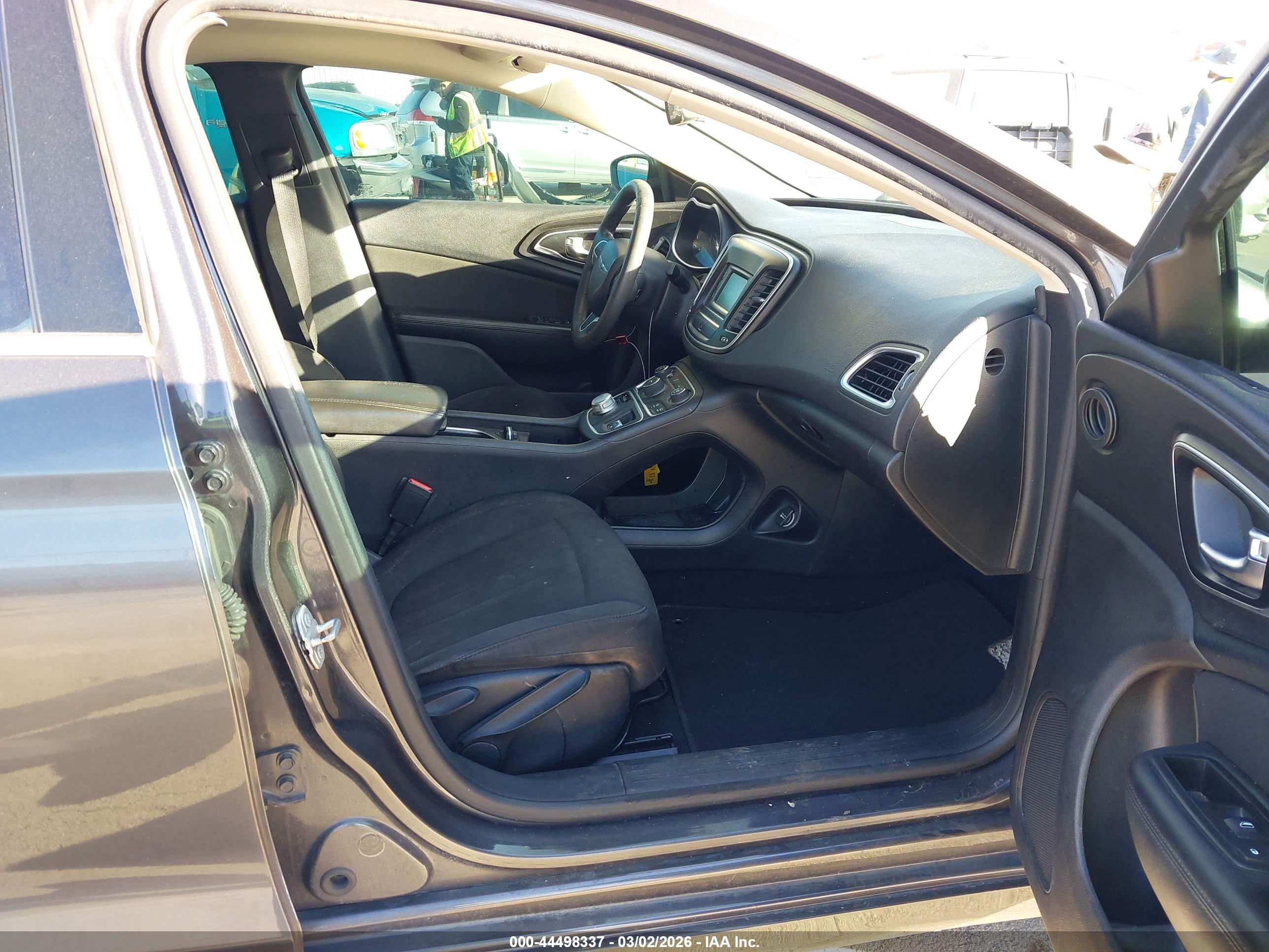 CHRYSLER 200 image 5