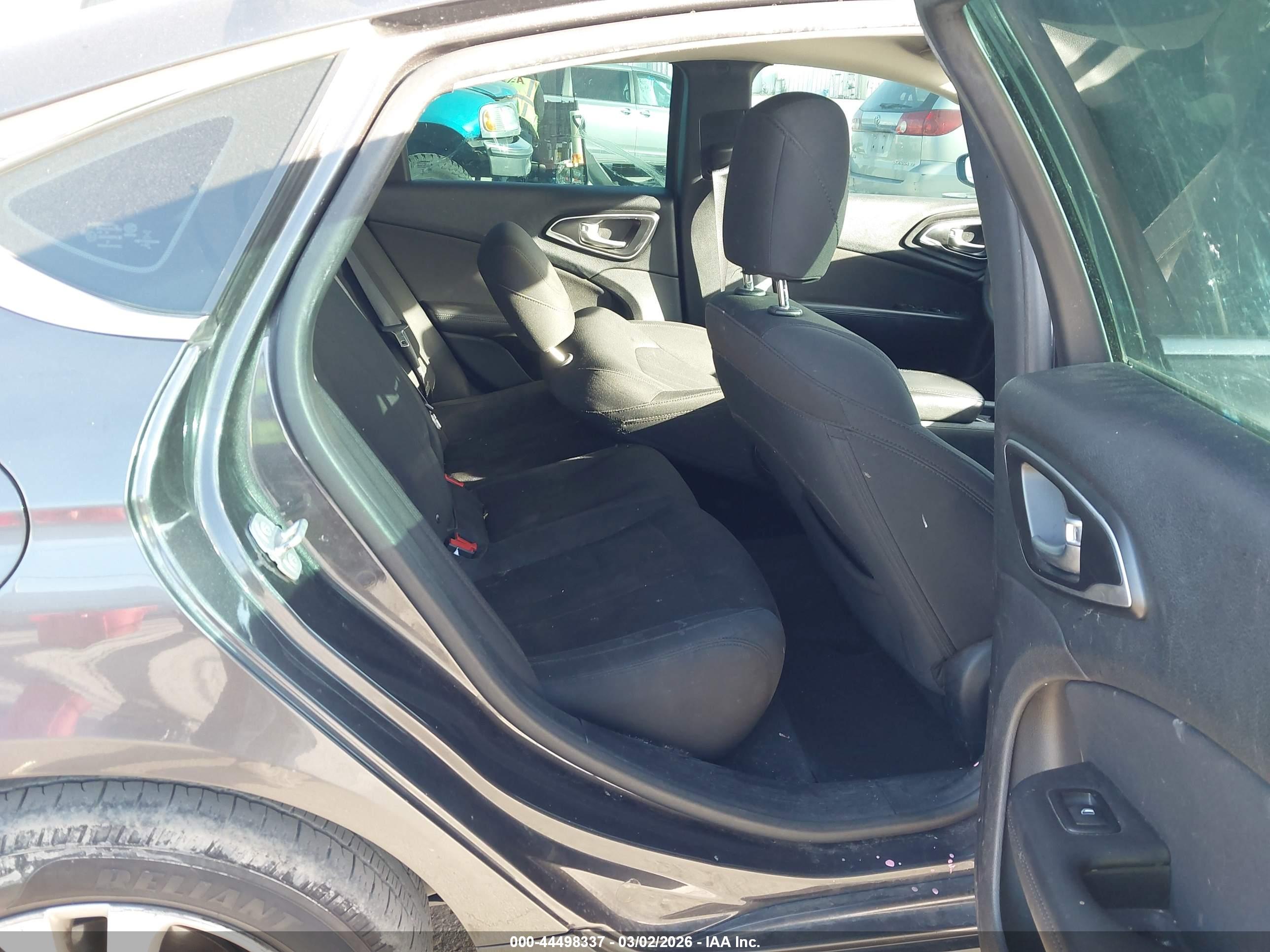 CHRYSLER 200 image 8