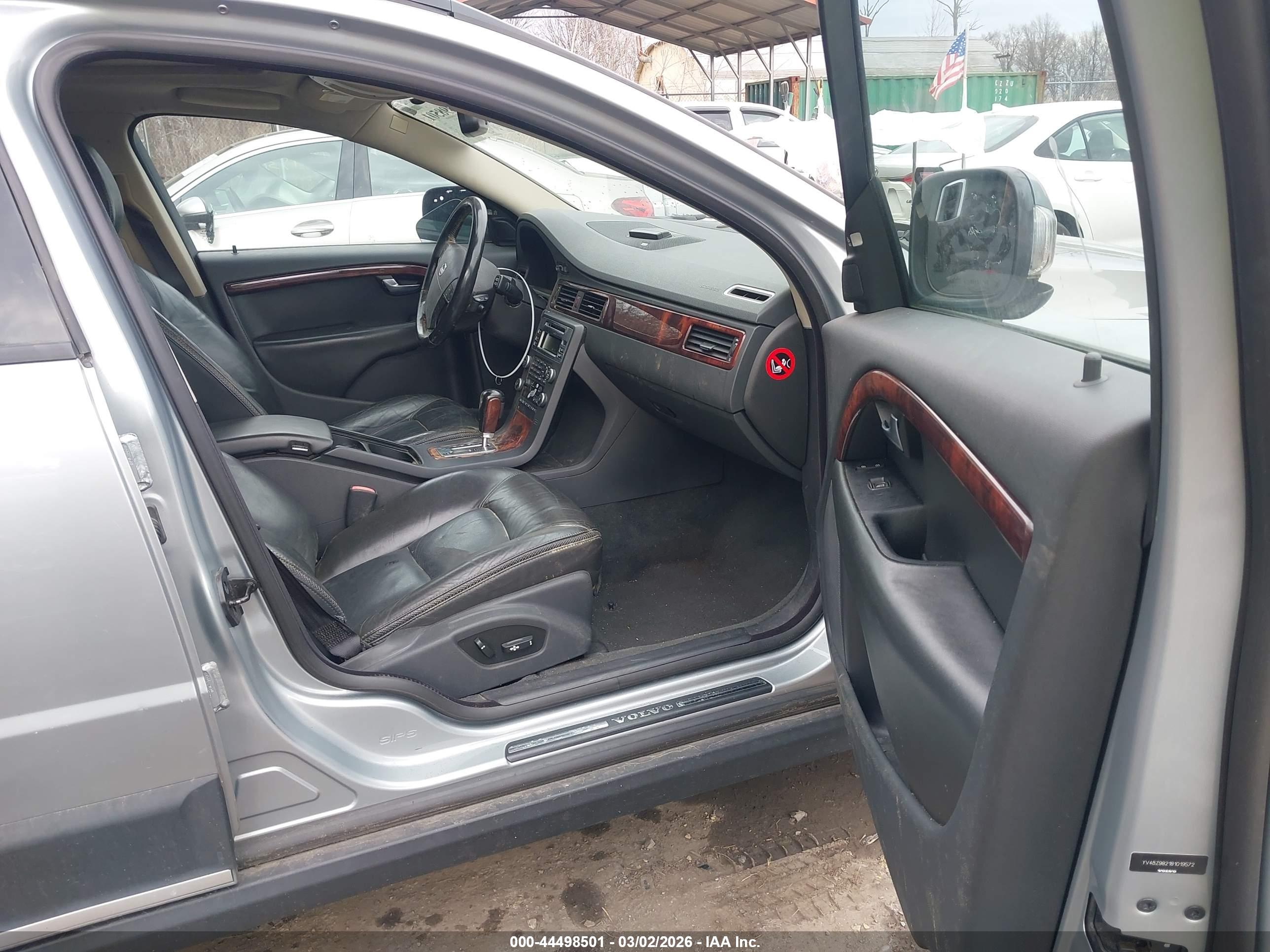 VOLVO XC70 image 5