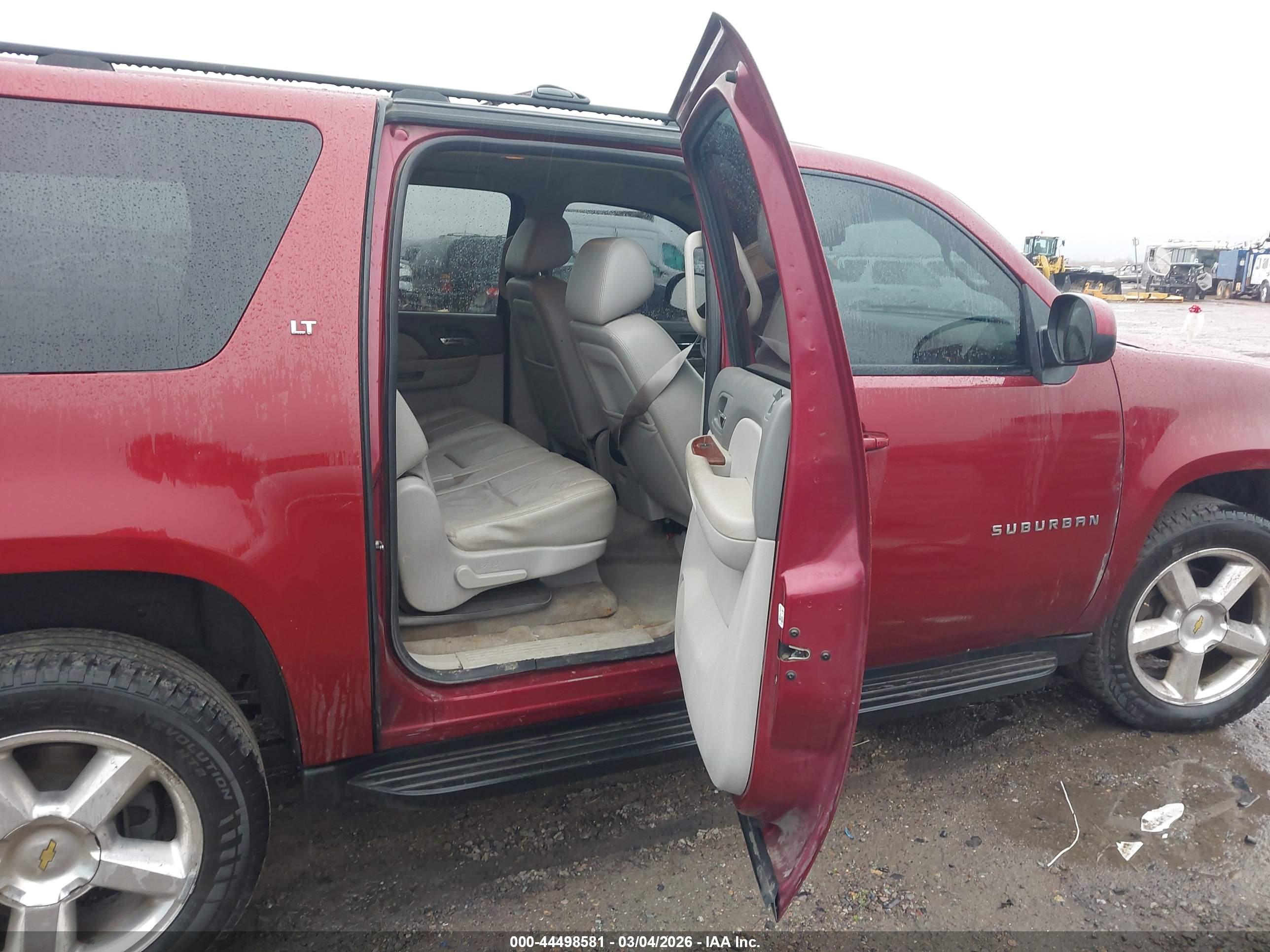 CHEVROLET SUBURBAN image 8