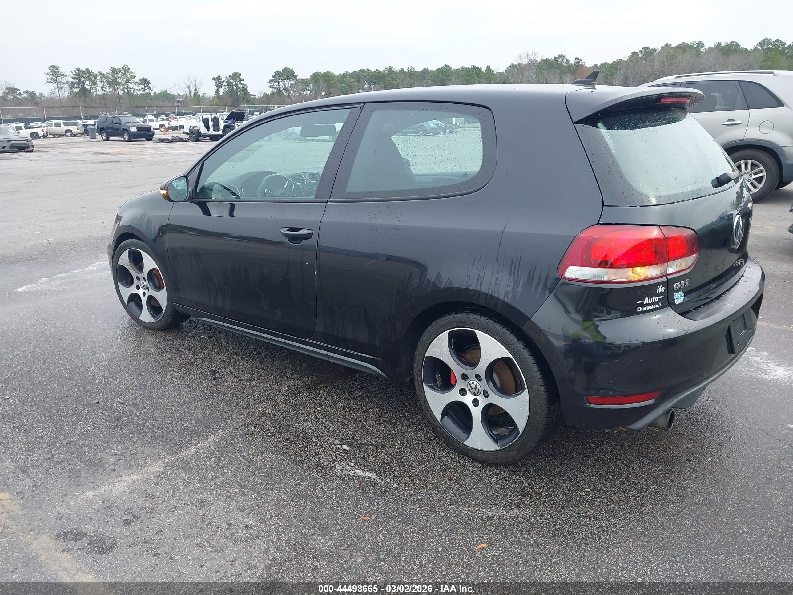 VOLKSWAGEN GTI image 3