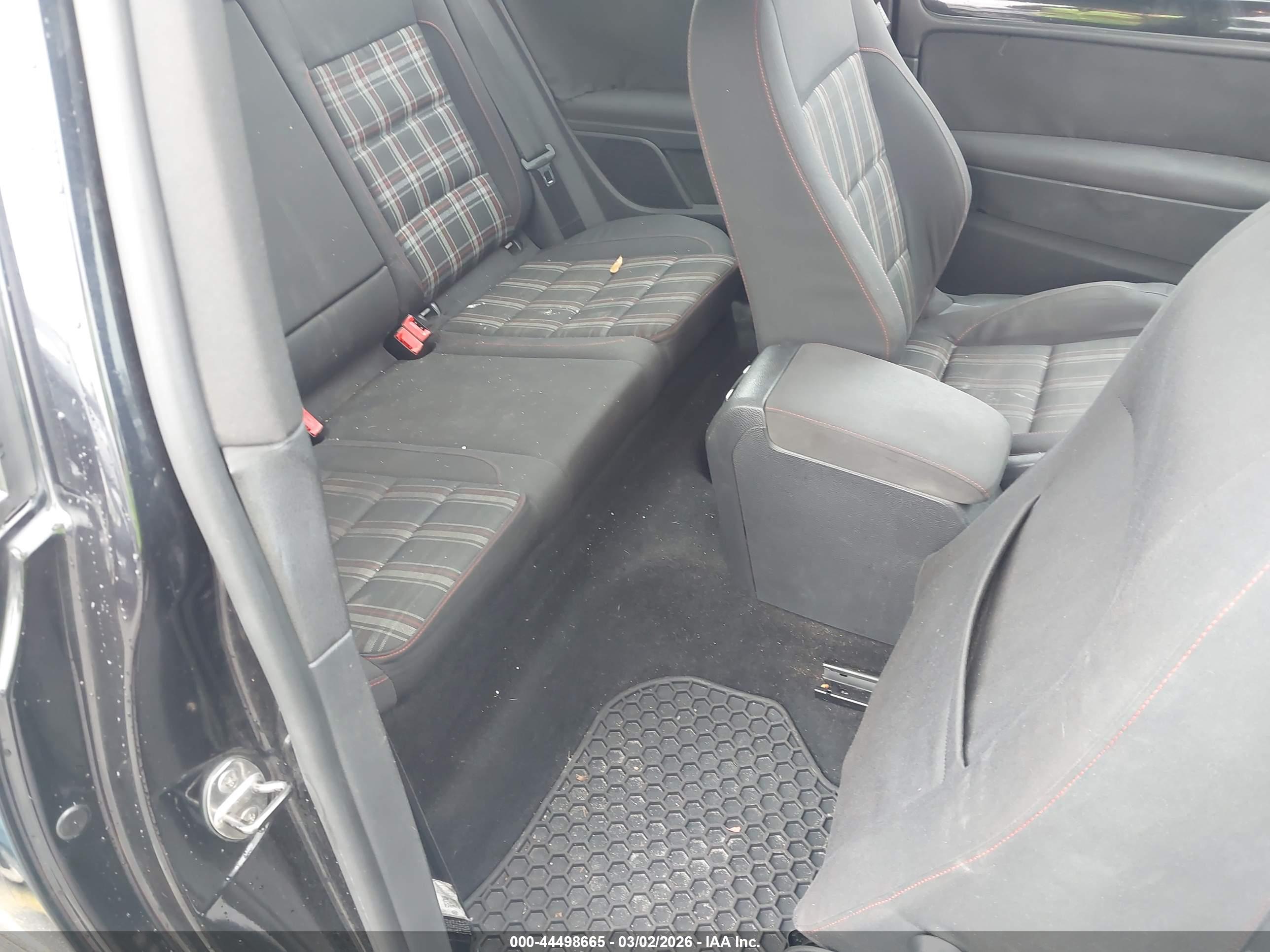 VOLKSWAGEN GTI image 8