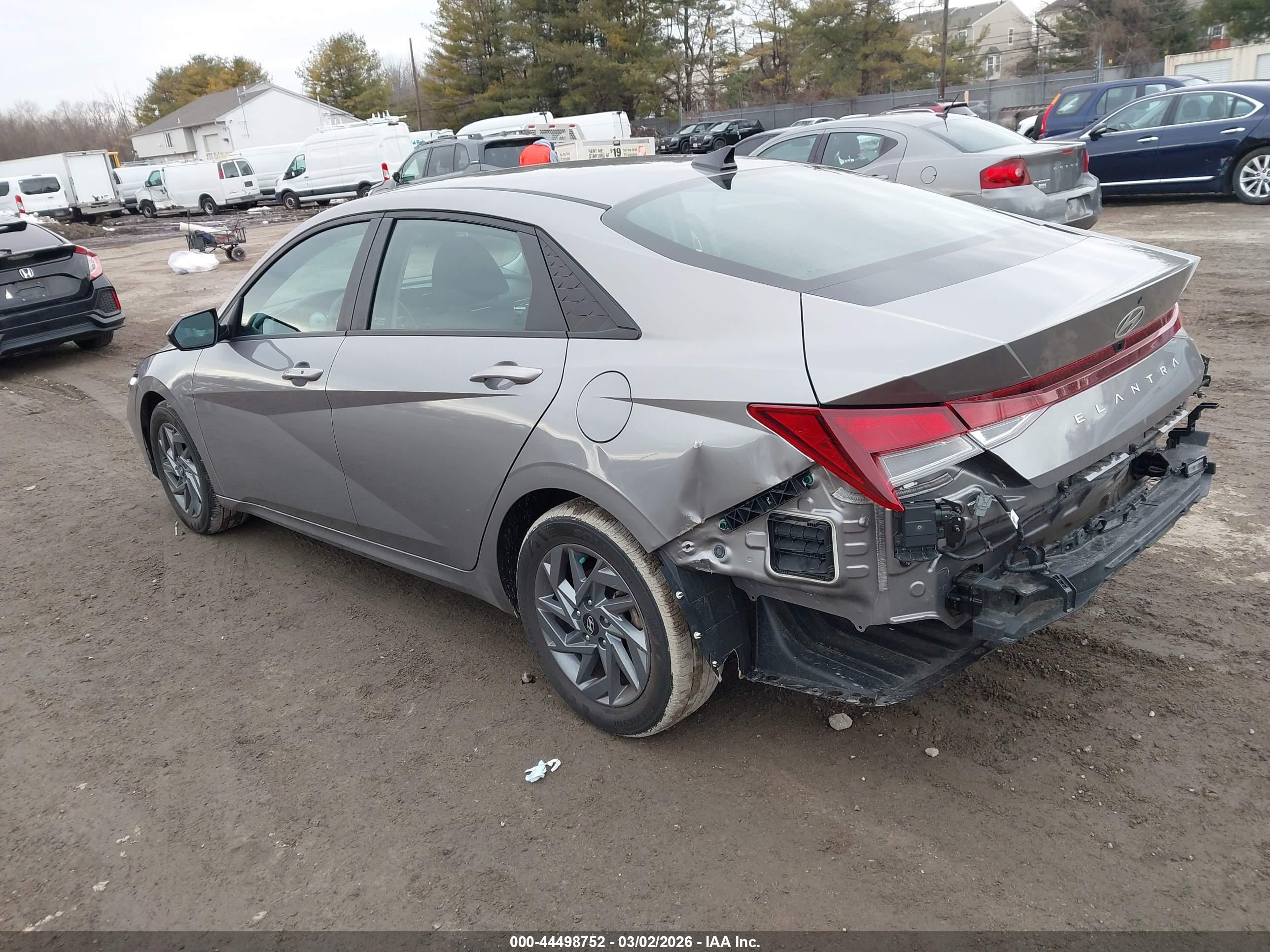 HYUNDAI ELANTRA image 3