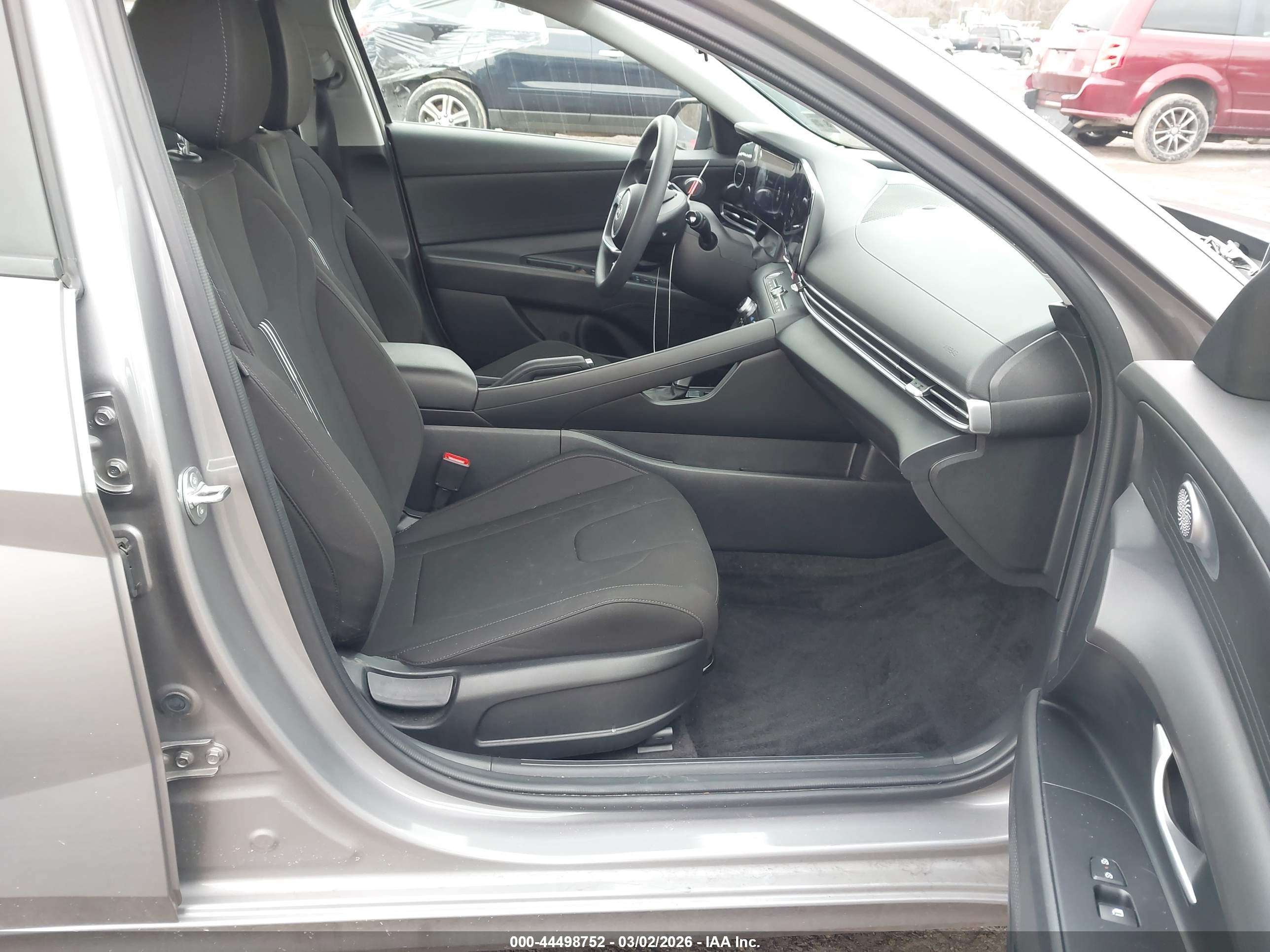 HYUNDAI ELANTRA image 5