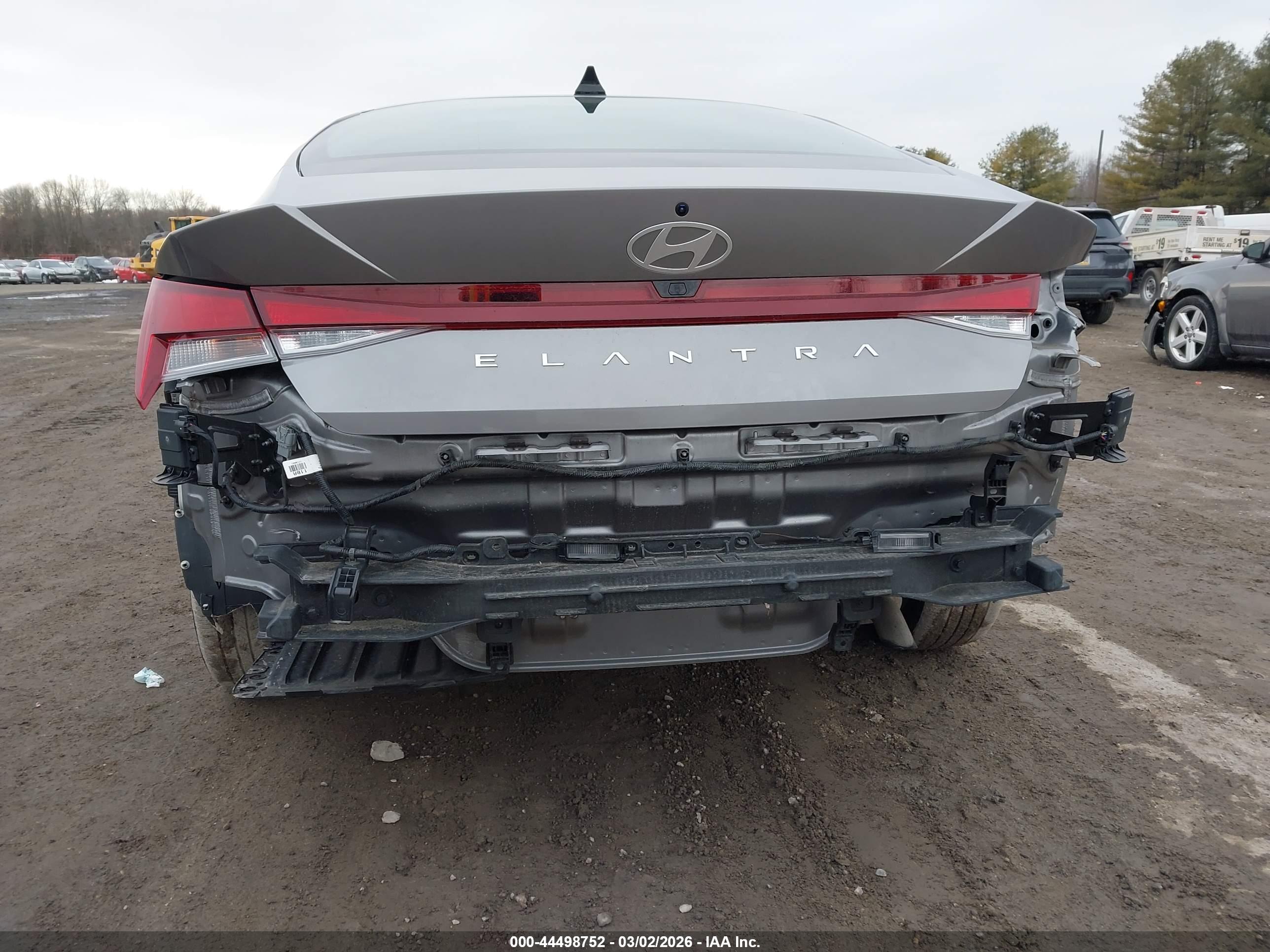 HYUNDAI ELANTRA image 6