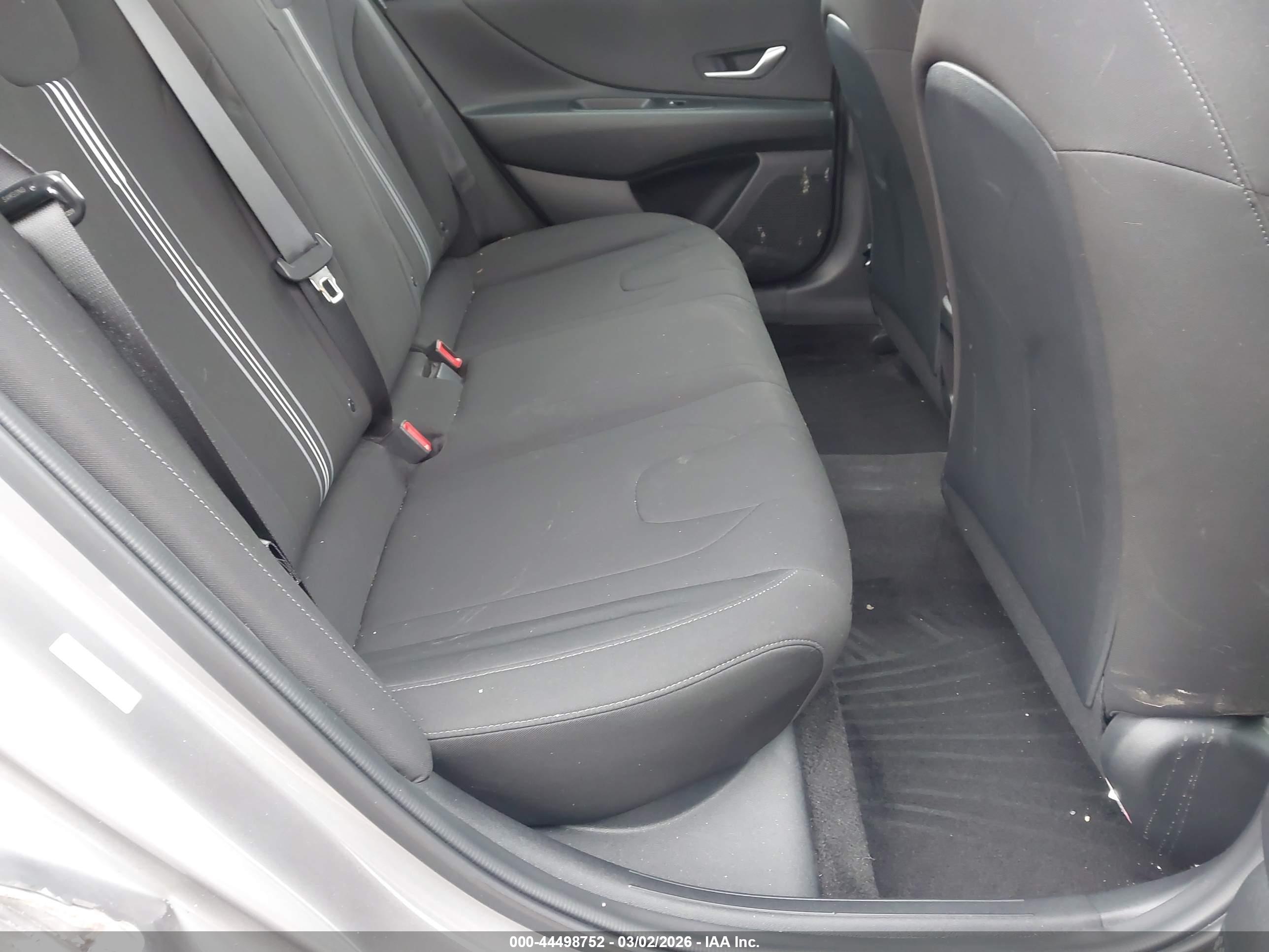HYUNDAI ELANTRA image 8