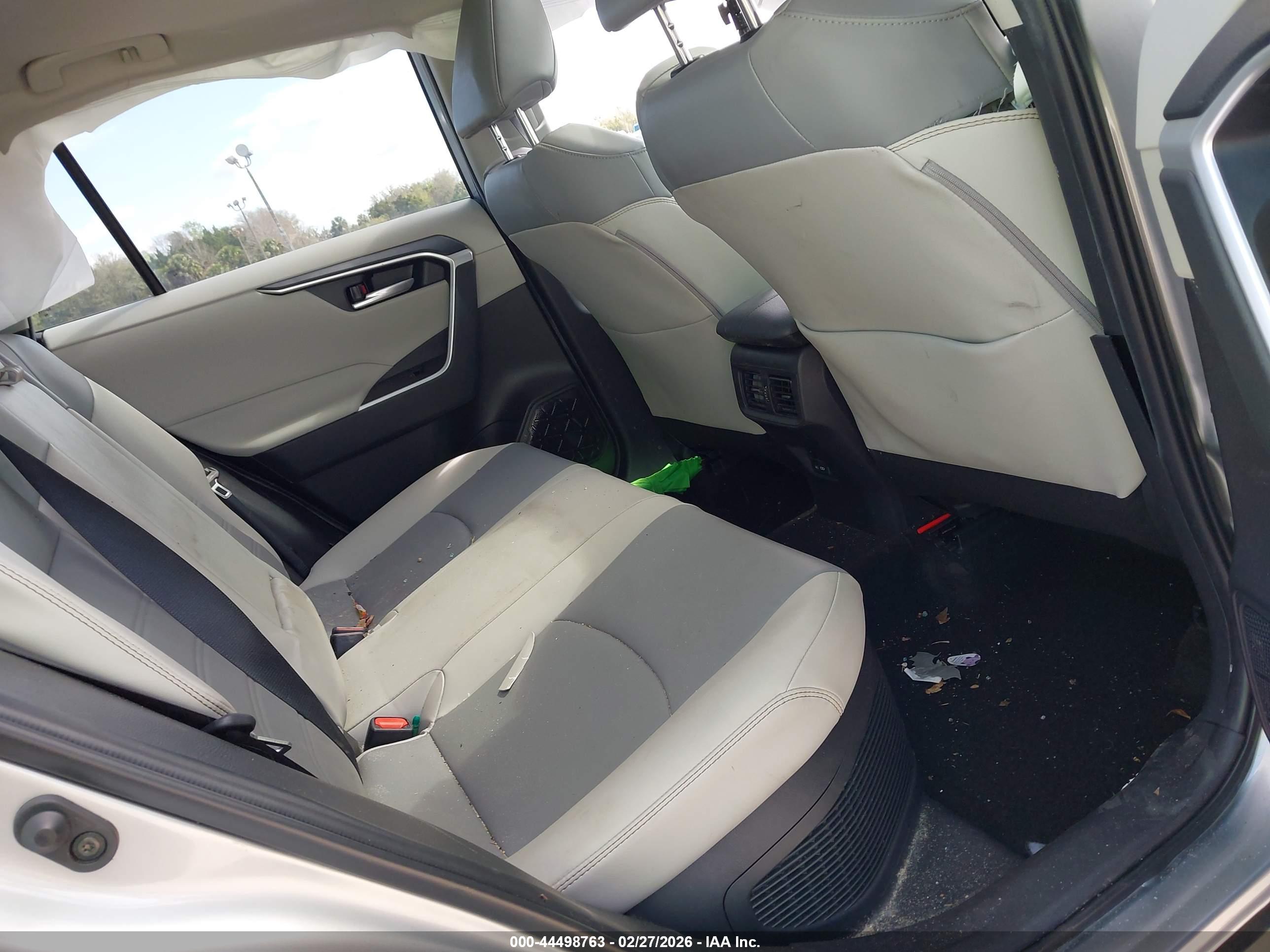 TOYOTA RAV4 image 8