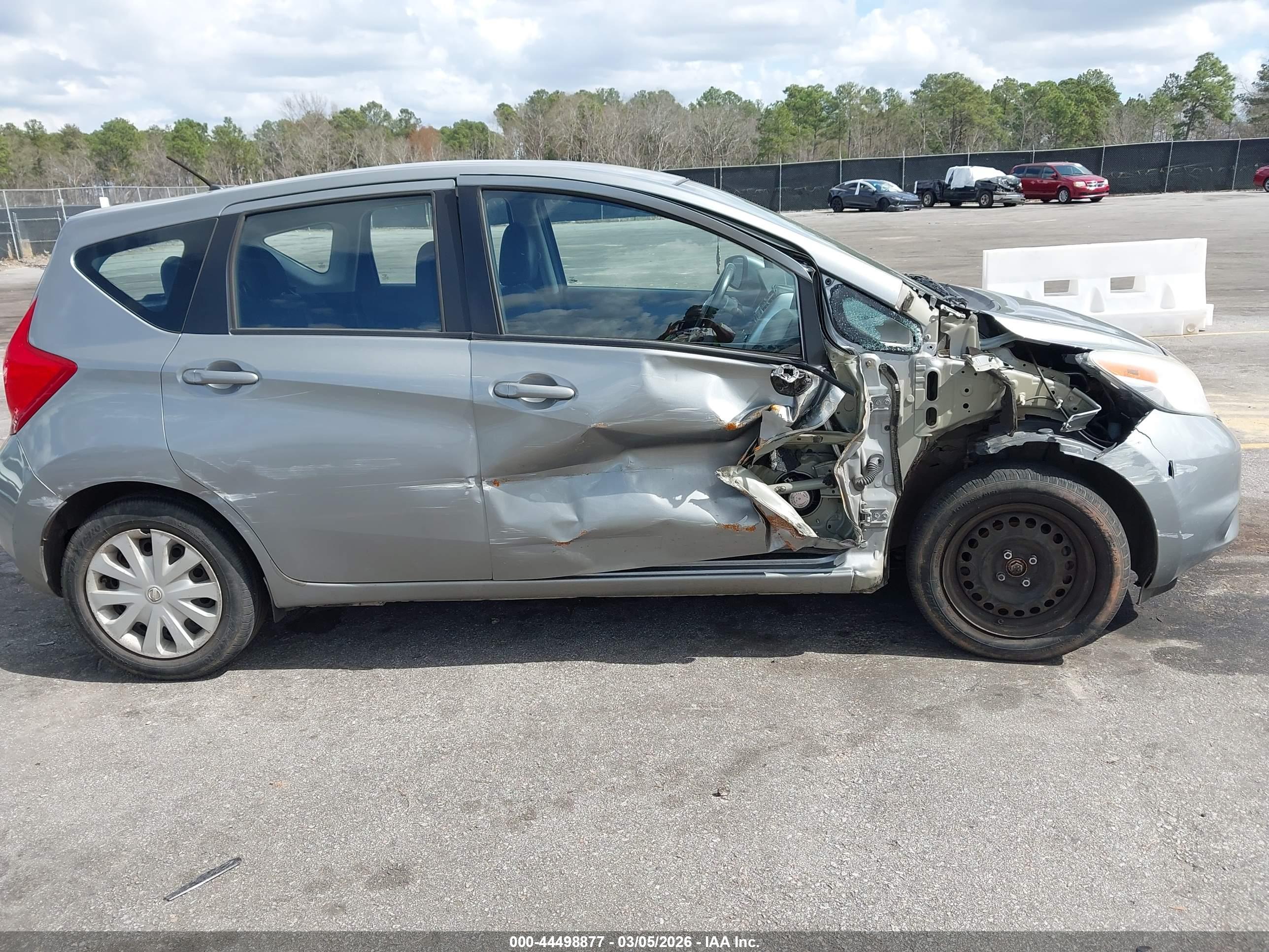 NISSAN VERSA image 6