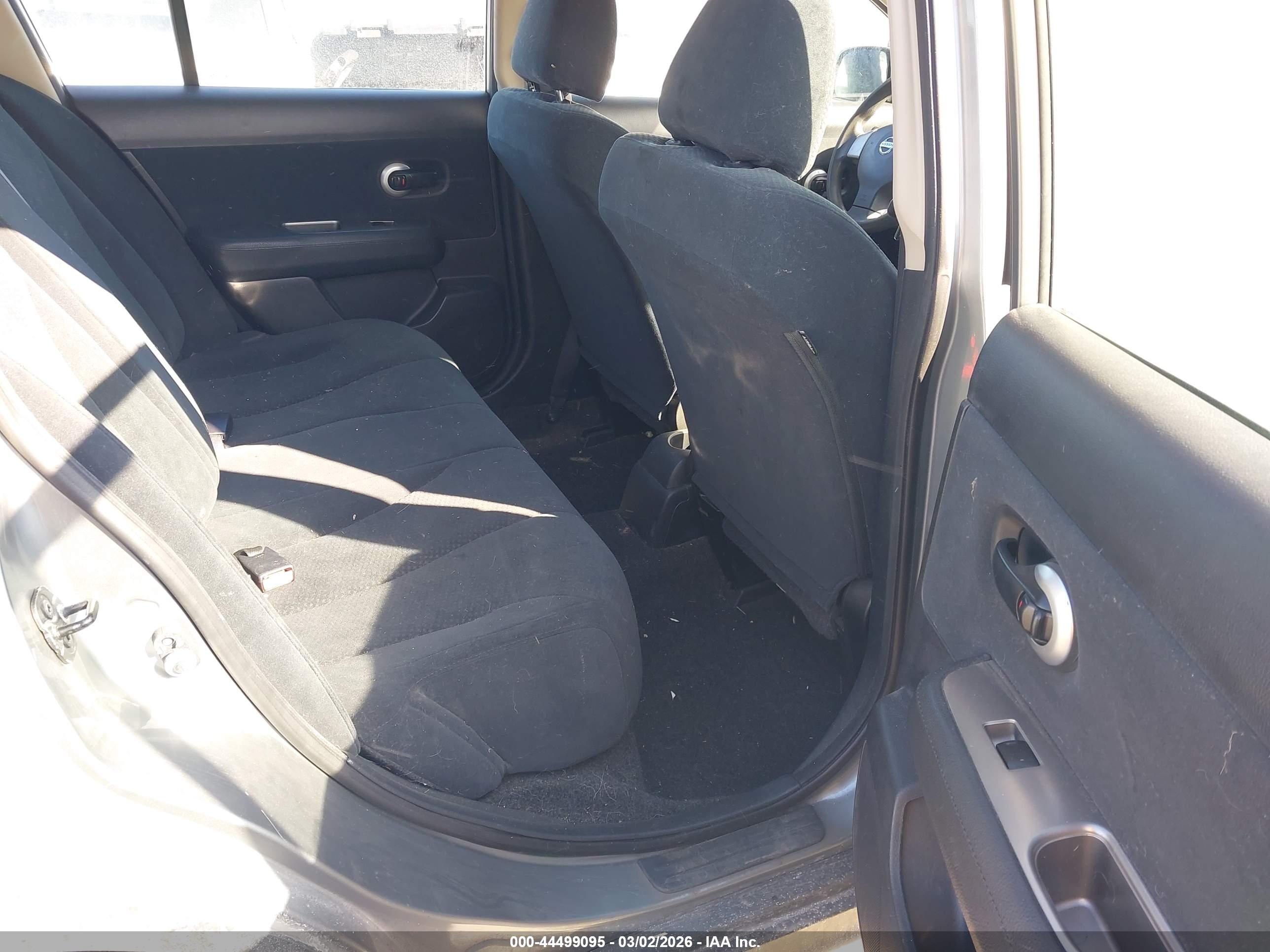 NISSAN VERSA image 8
