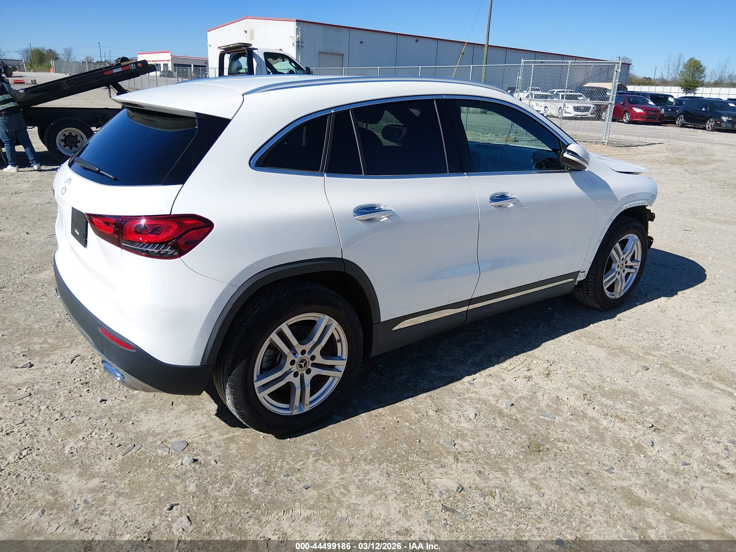 MERCEDES-BENZ GLA image 4