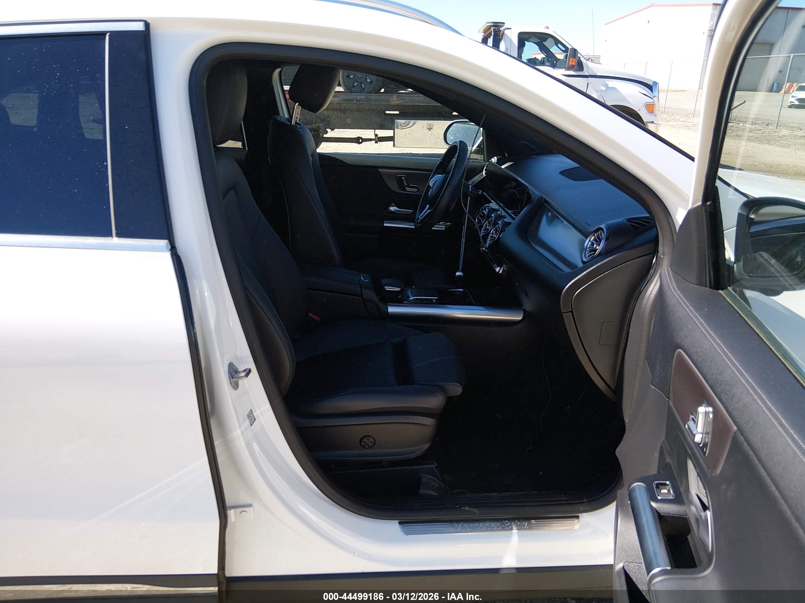 MERCEDES-BENZ GLA image 5