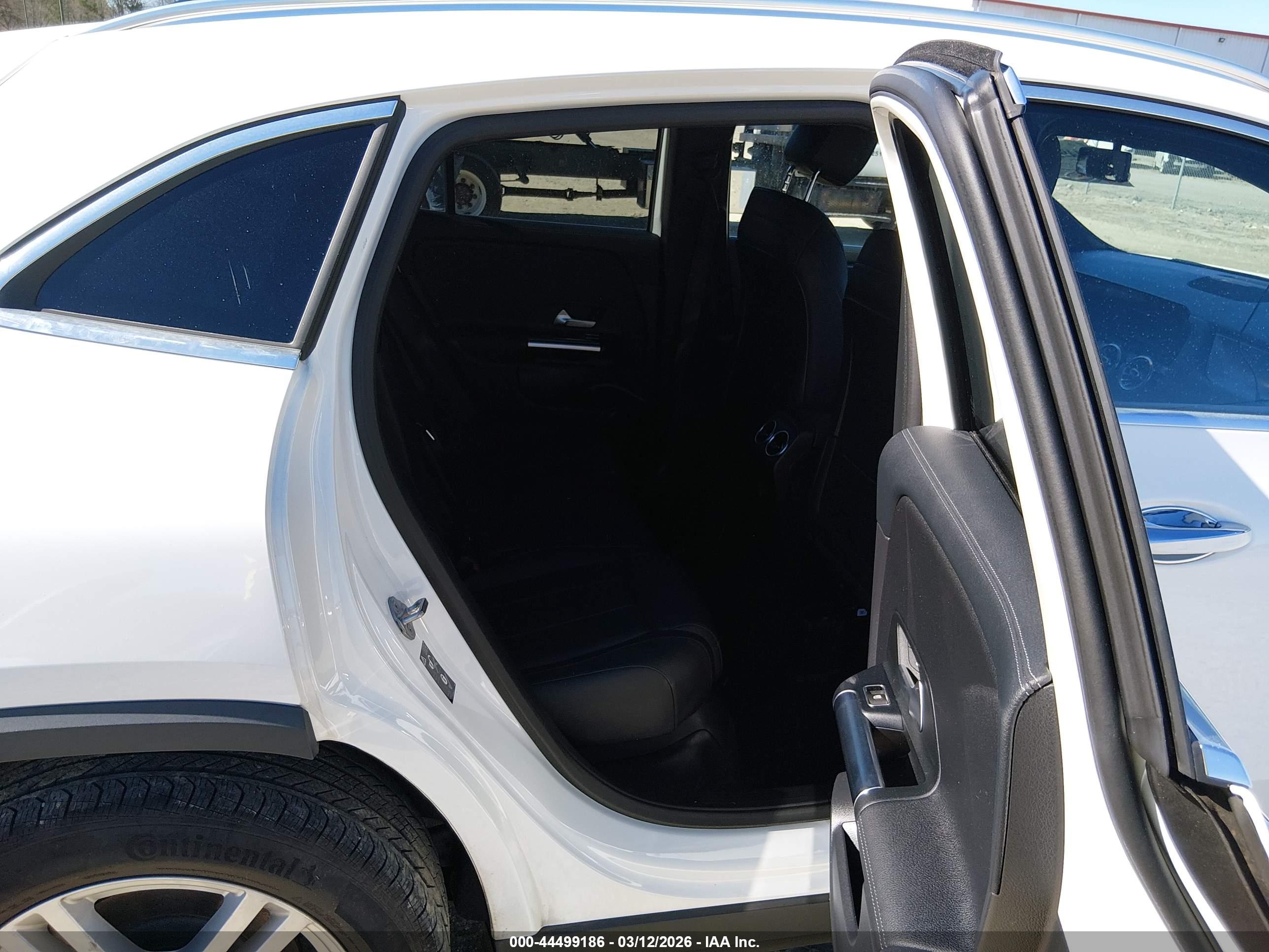 MERCEDES-BENZ GLA image 8