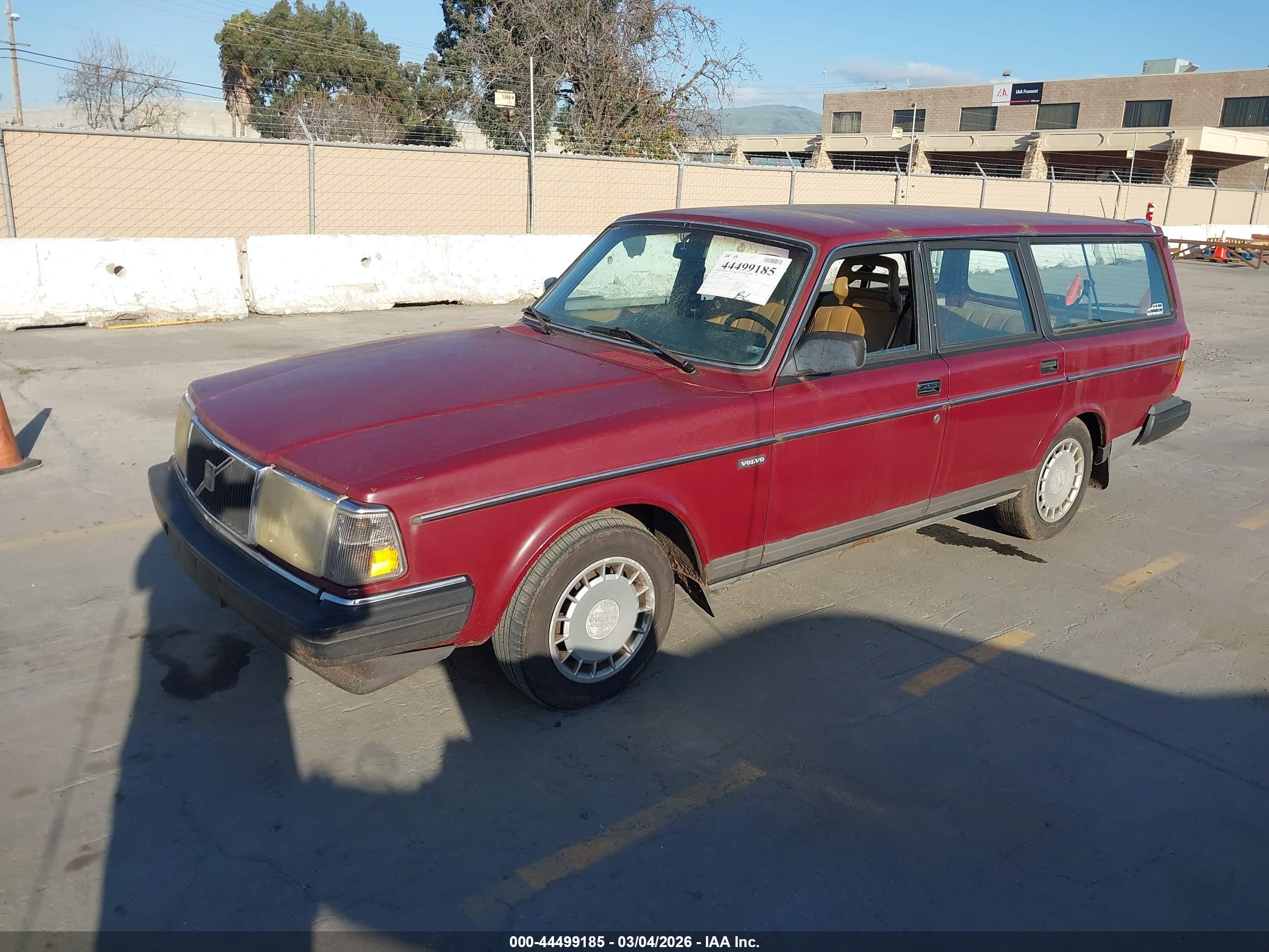 VOLVO 240 image 2