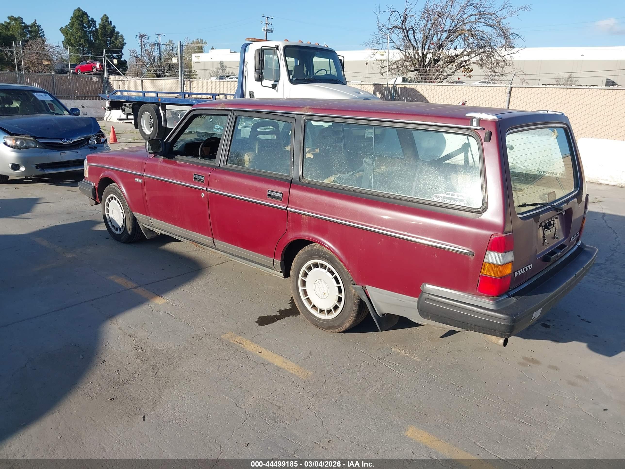 VOLVO 240 image 3