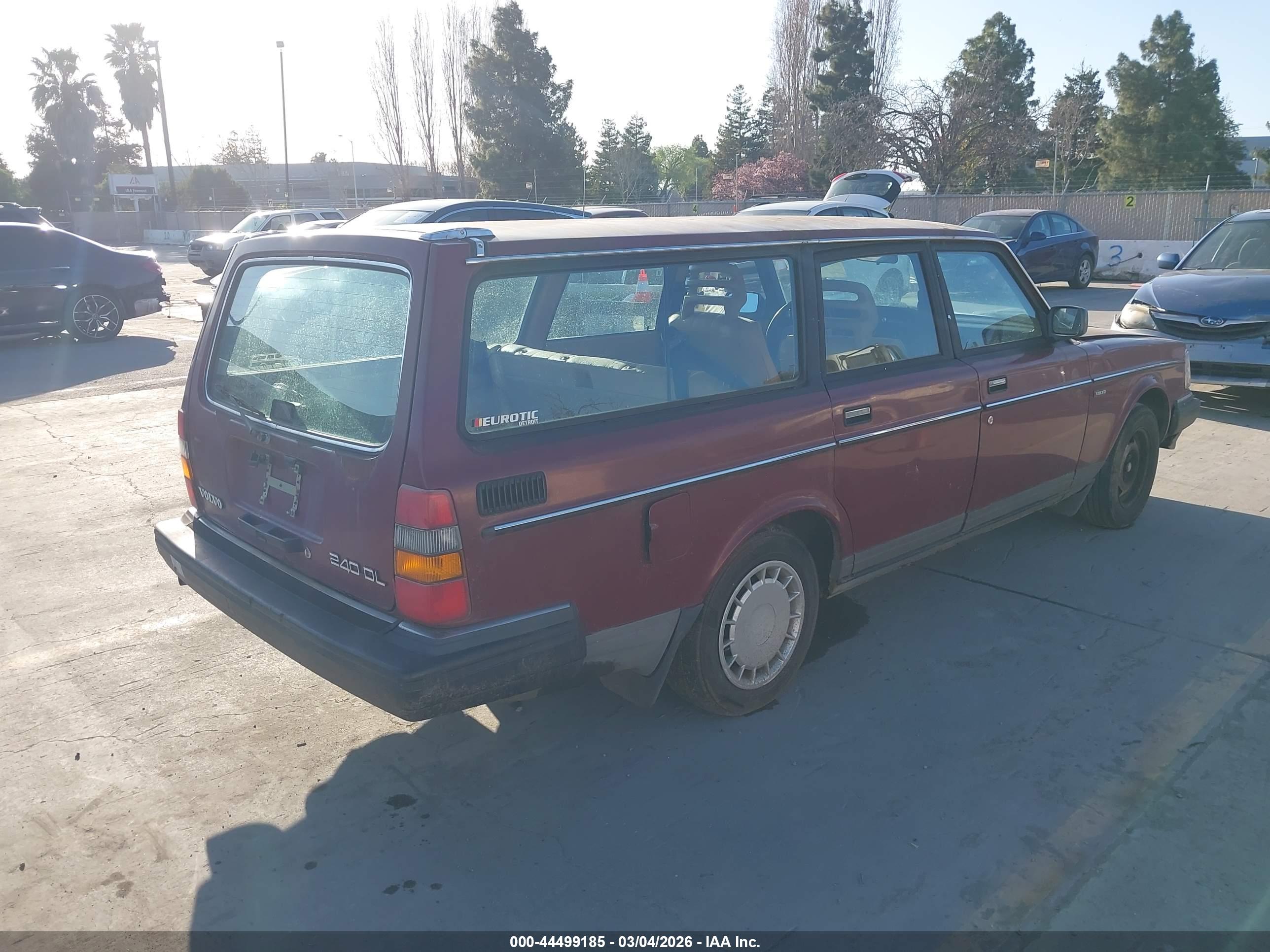 VOLVO 240 image 4