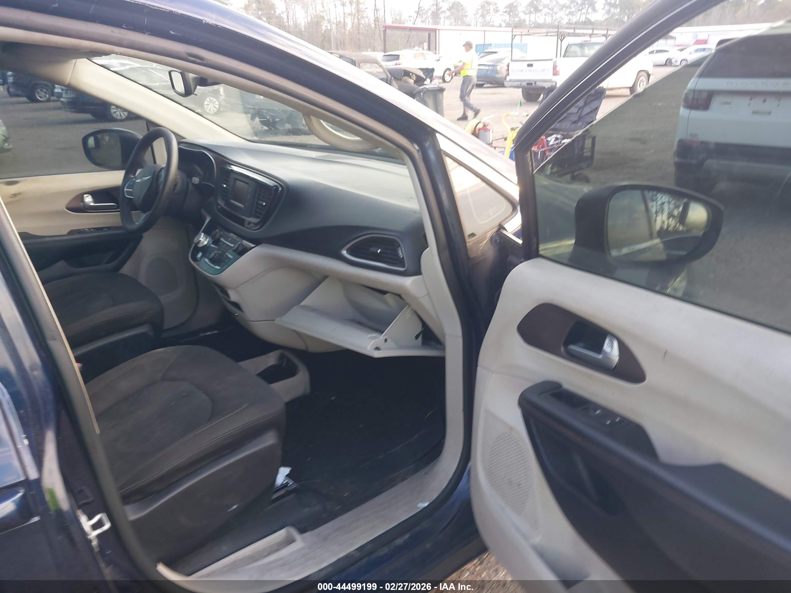 CHRYSLER PACIFICA image 5