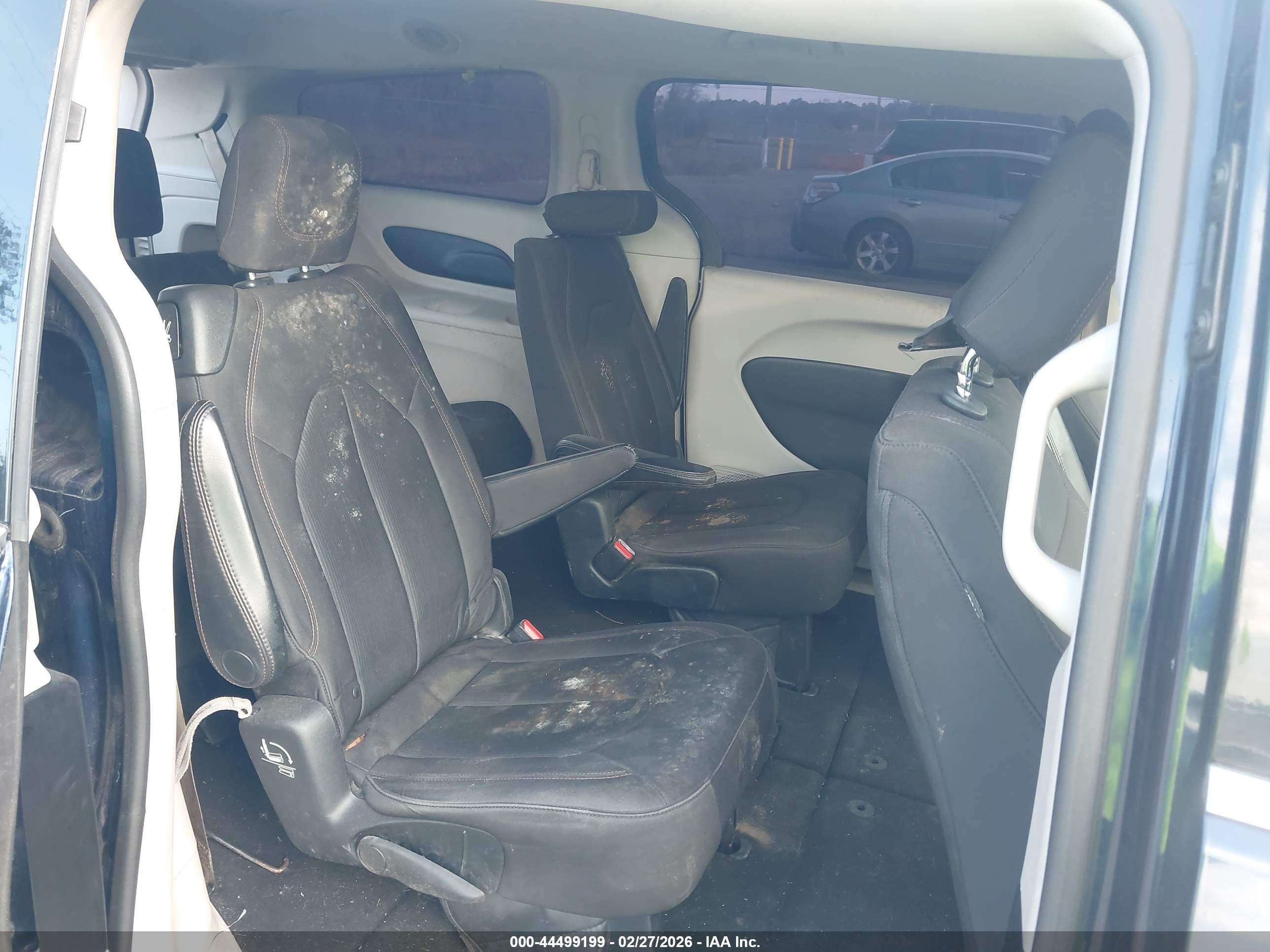 CHRYSLER PACIFICA image 8