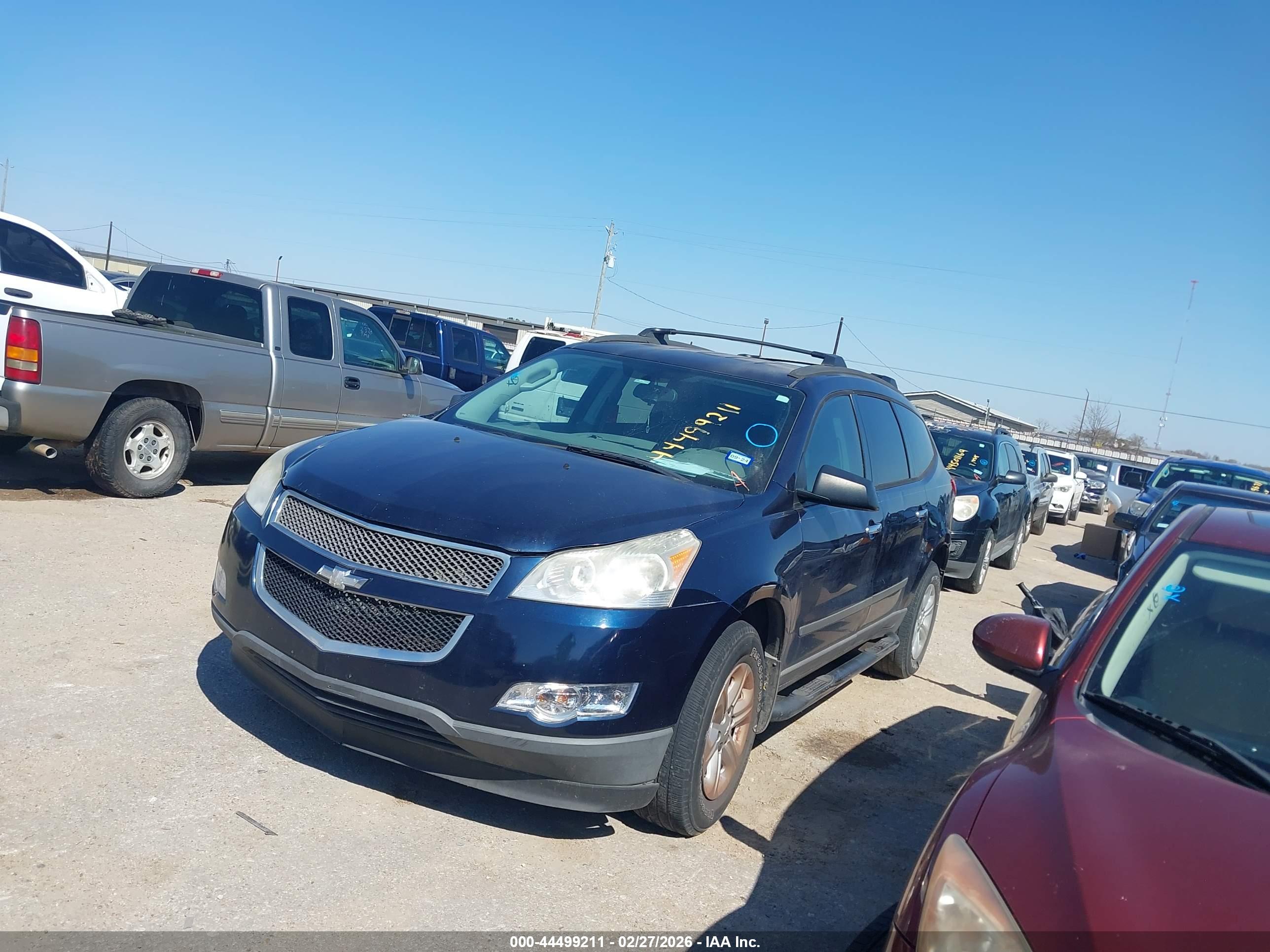 CHEVROLET TRAVERSE image 2
