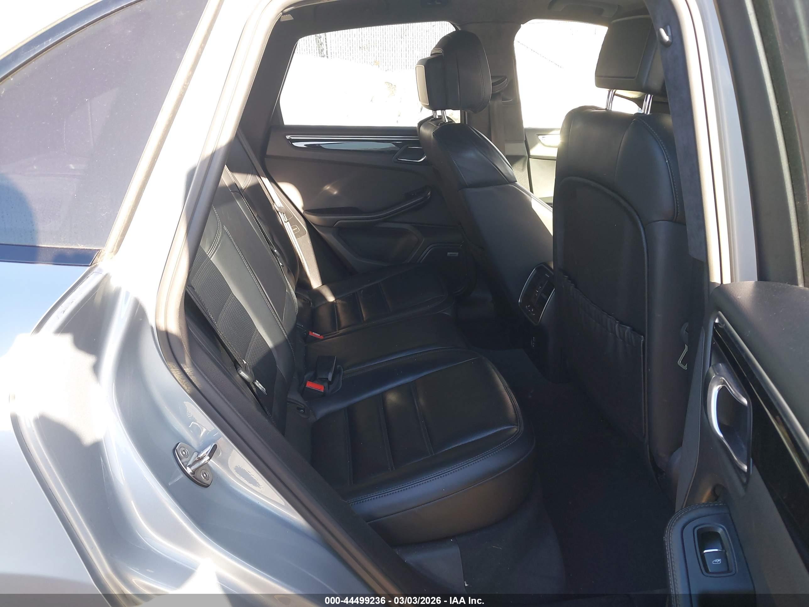 PORSCHE MACAN image 8