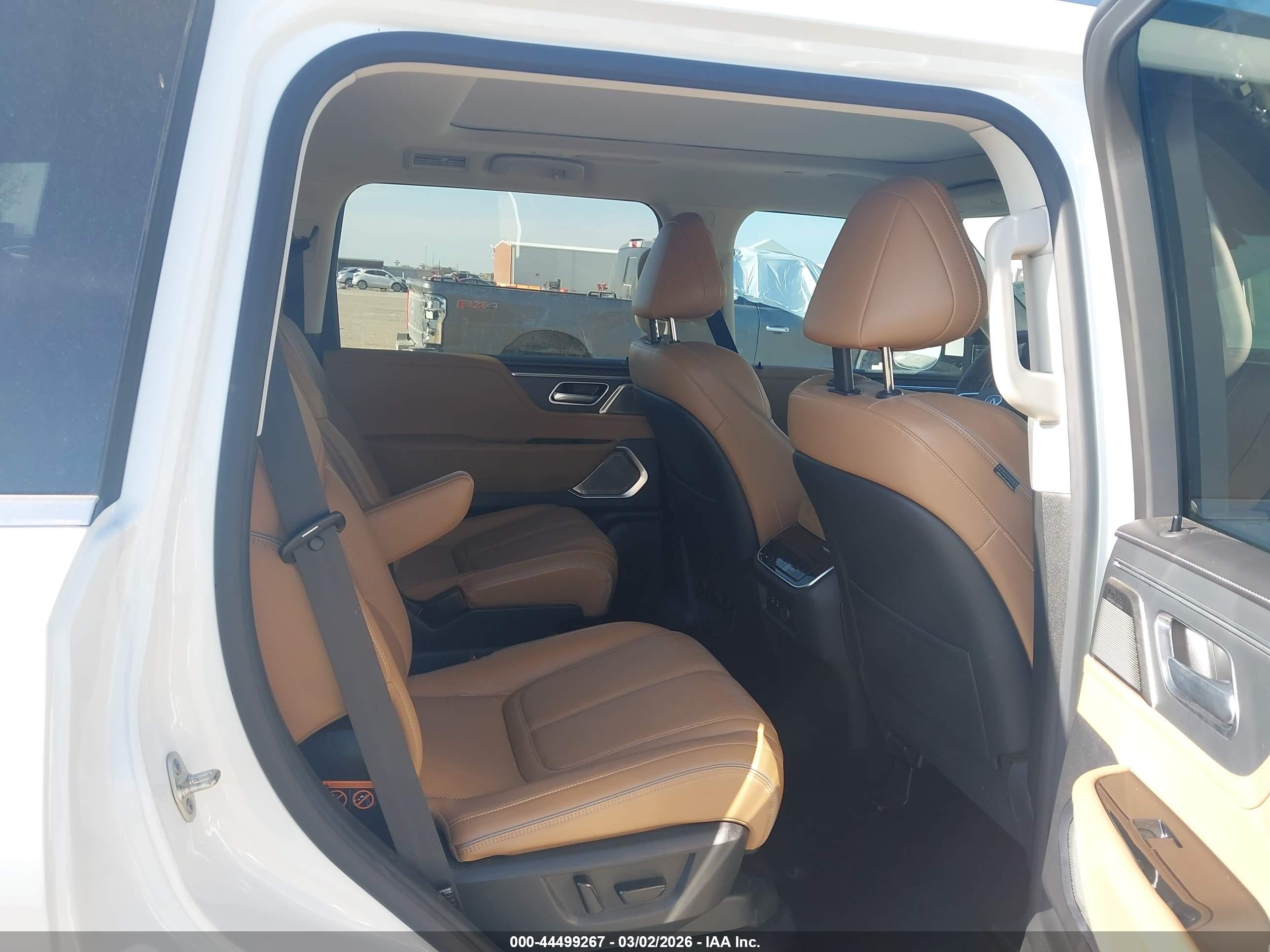 INFINITI QX80 image 8