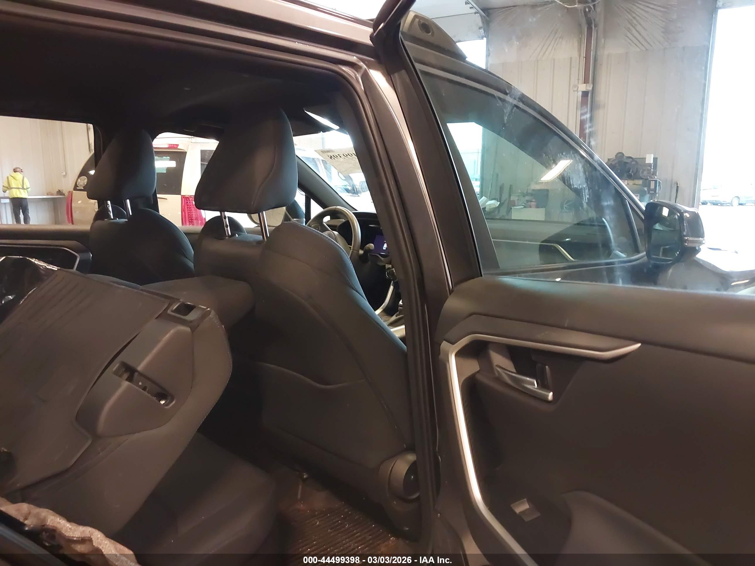 TOYOTA RAV4 image 8