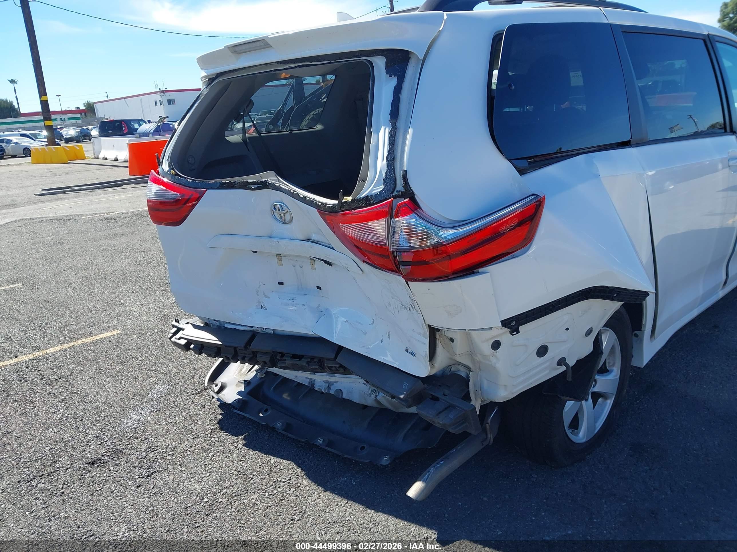 TOYOTA SIENNA image 4