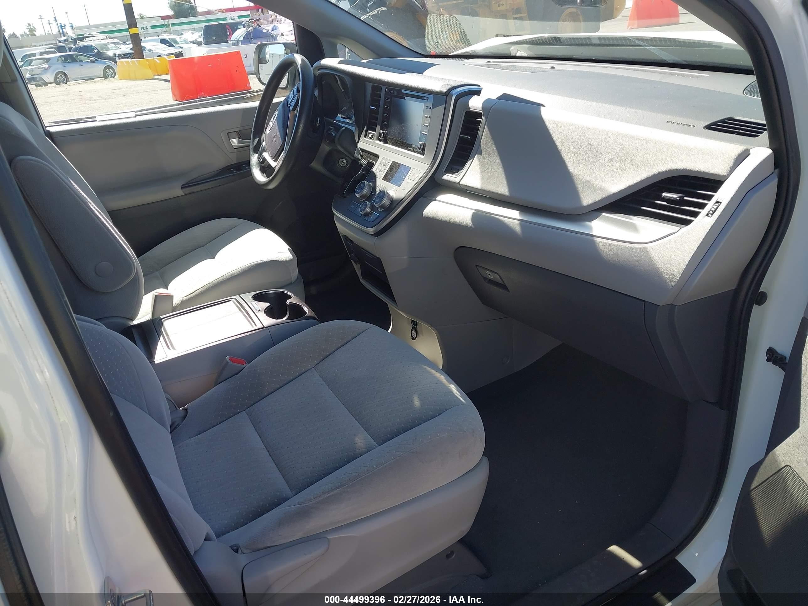 TOYOTA SIENNA image 5