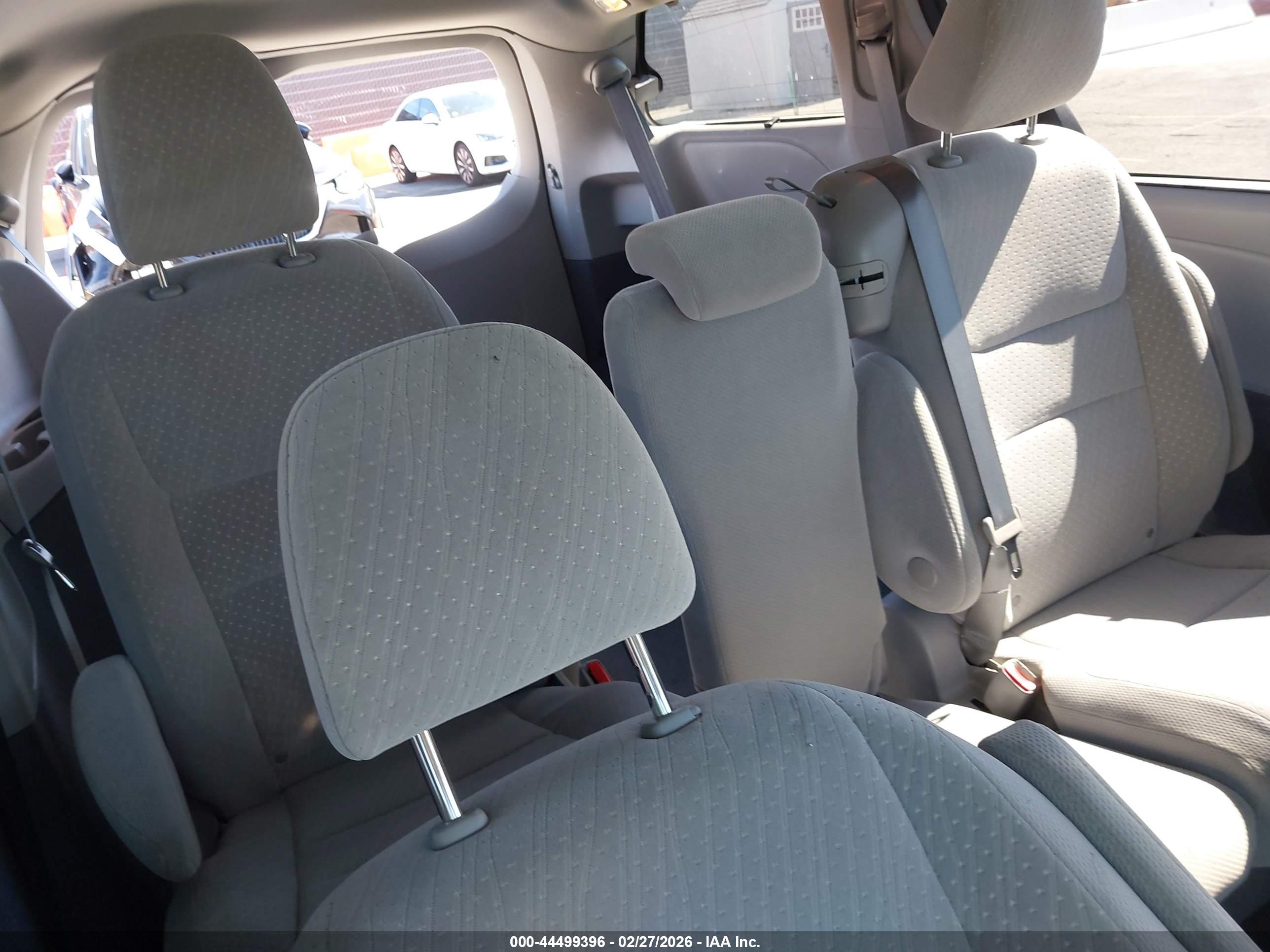 TOYOTA SIENNA image 8