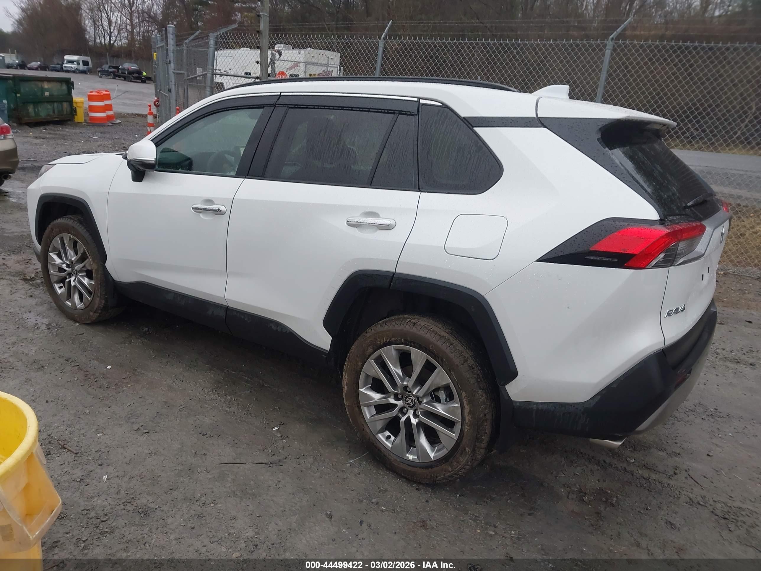 TOYOTA RAV4 image 3