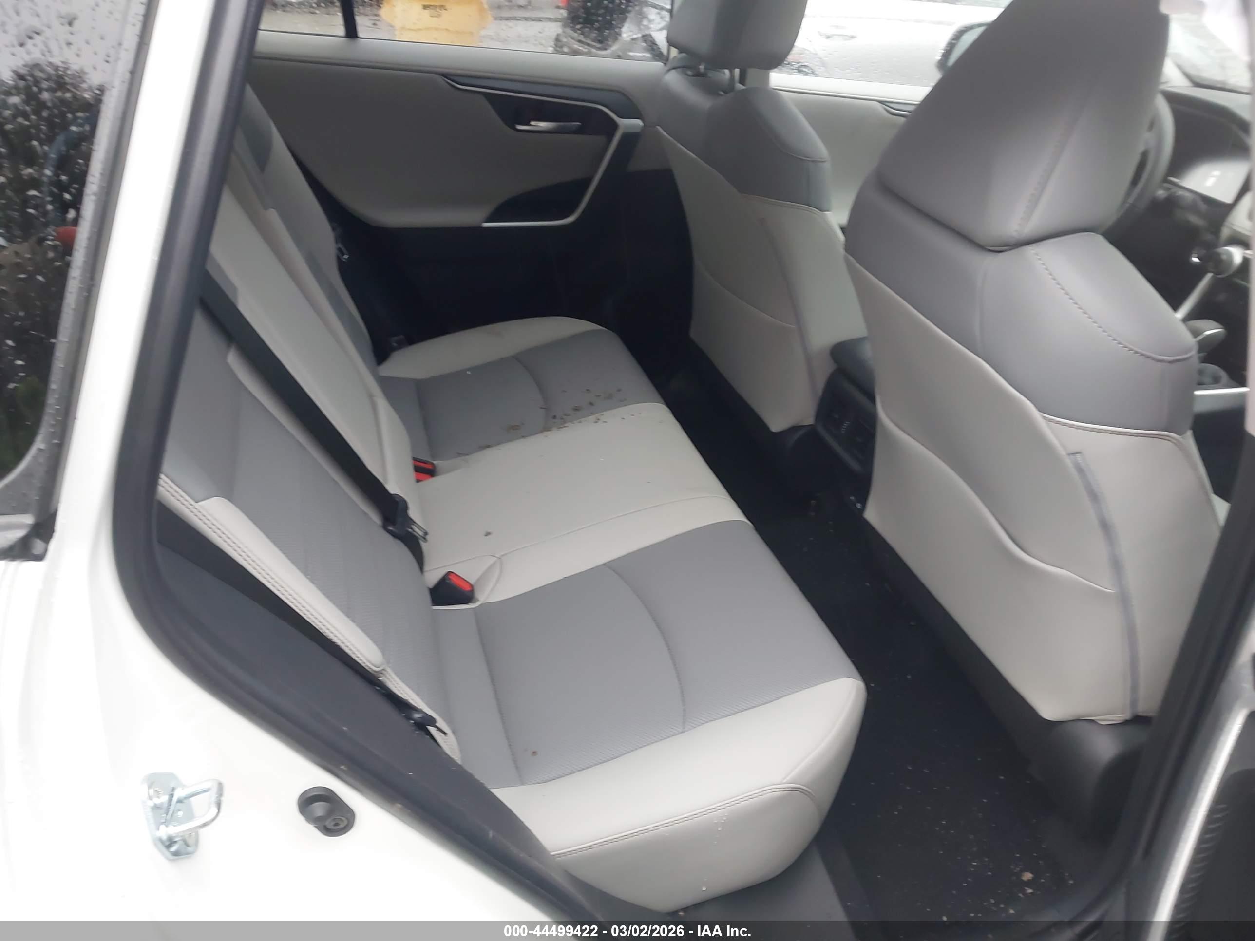 TOYOTA RAV4 image 8