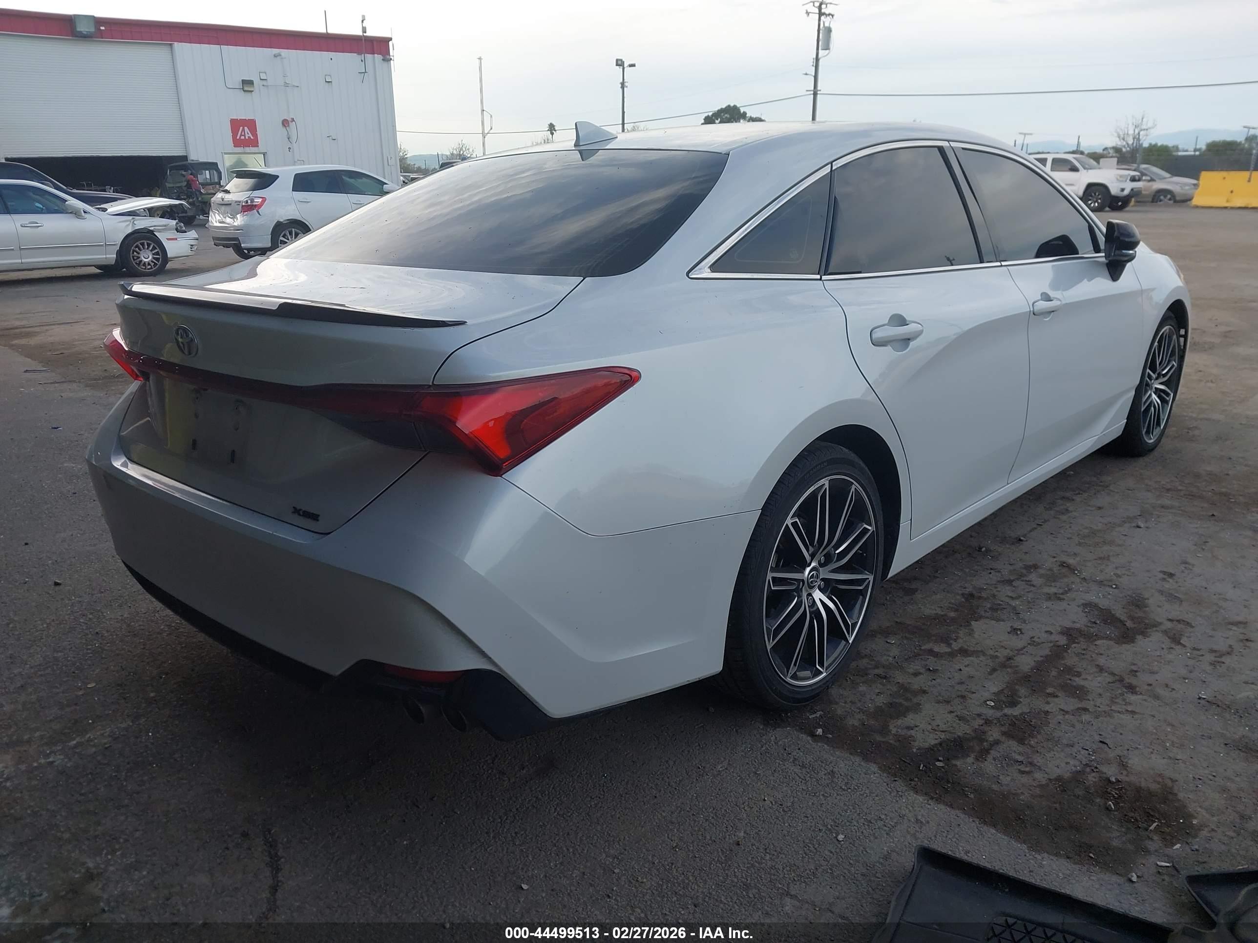 TOYOTA AVALON image 4