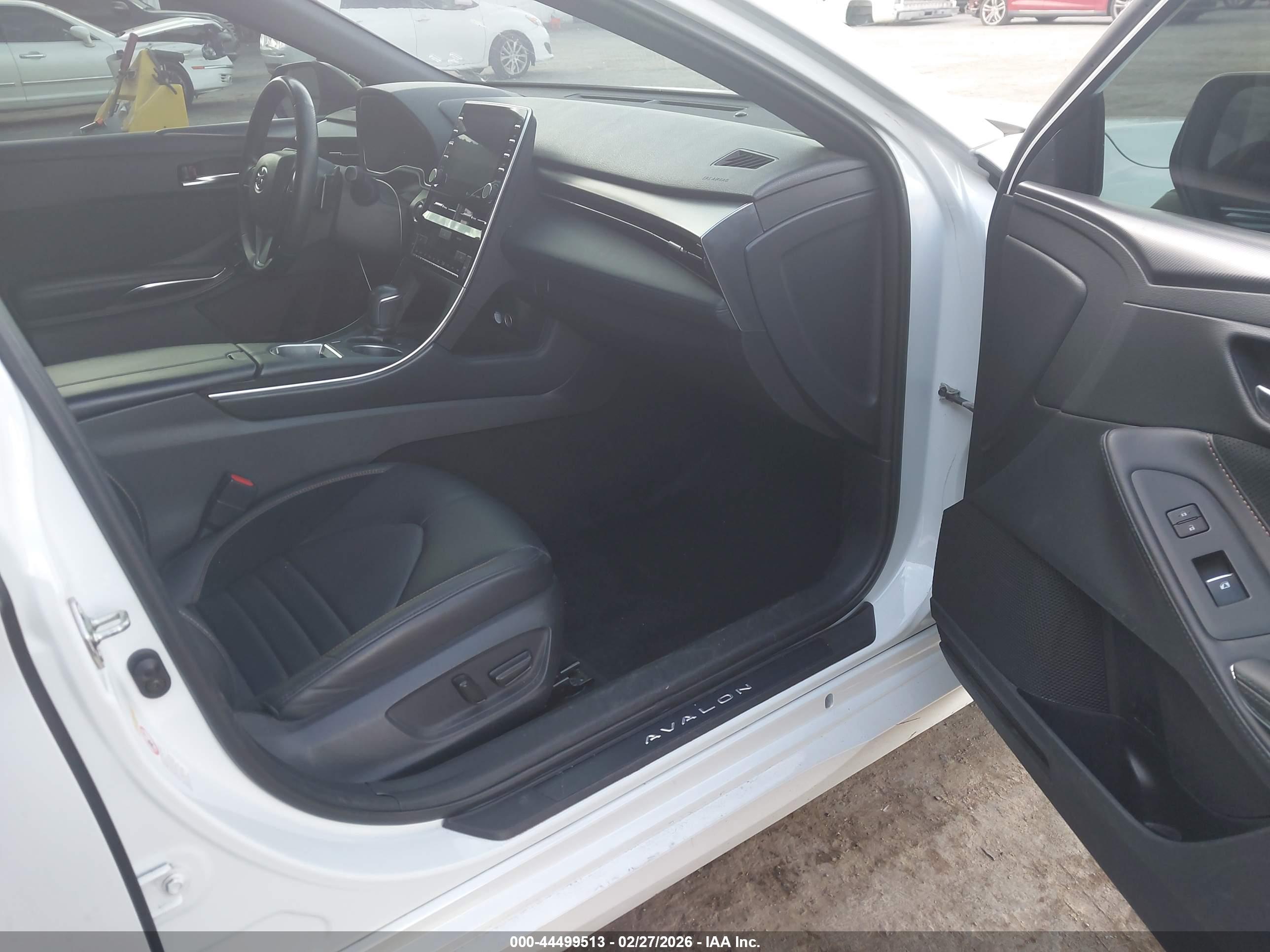 TOYOTA AVALON image 5