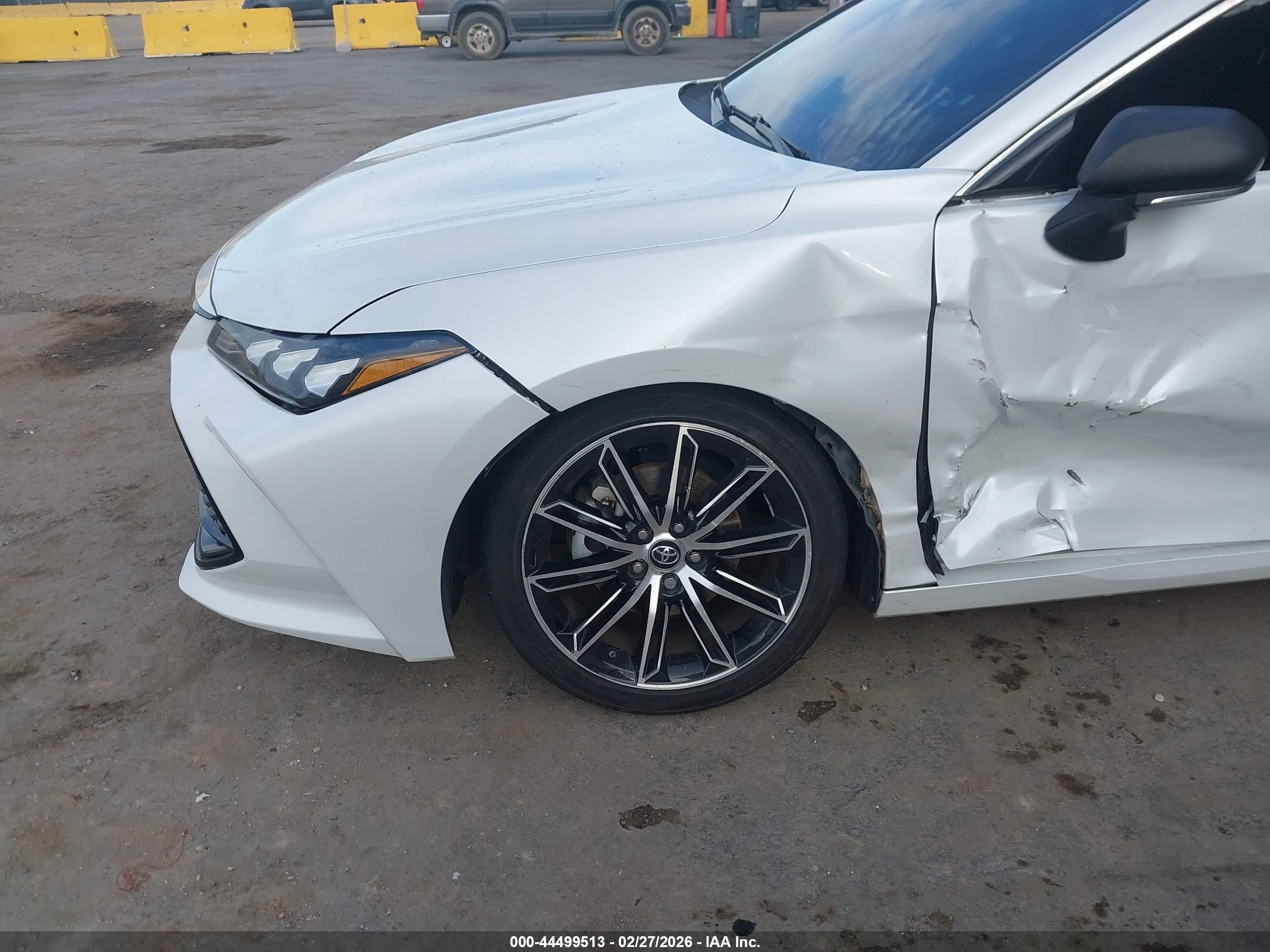 TOYOTA AVALON image 6