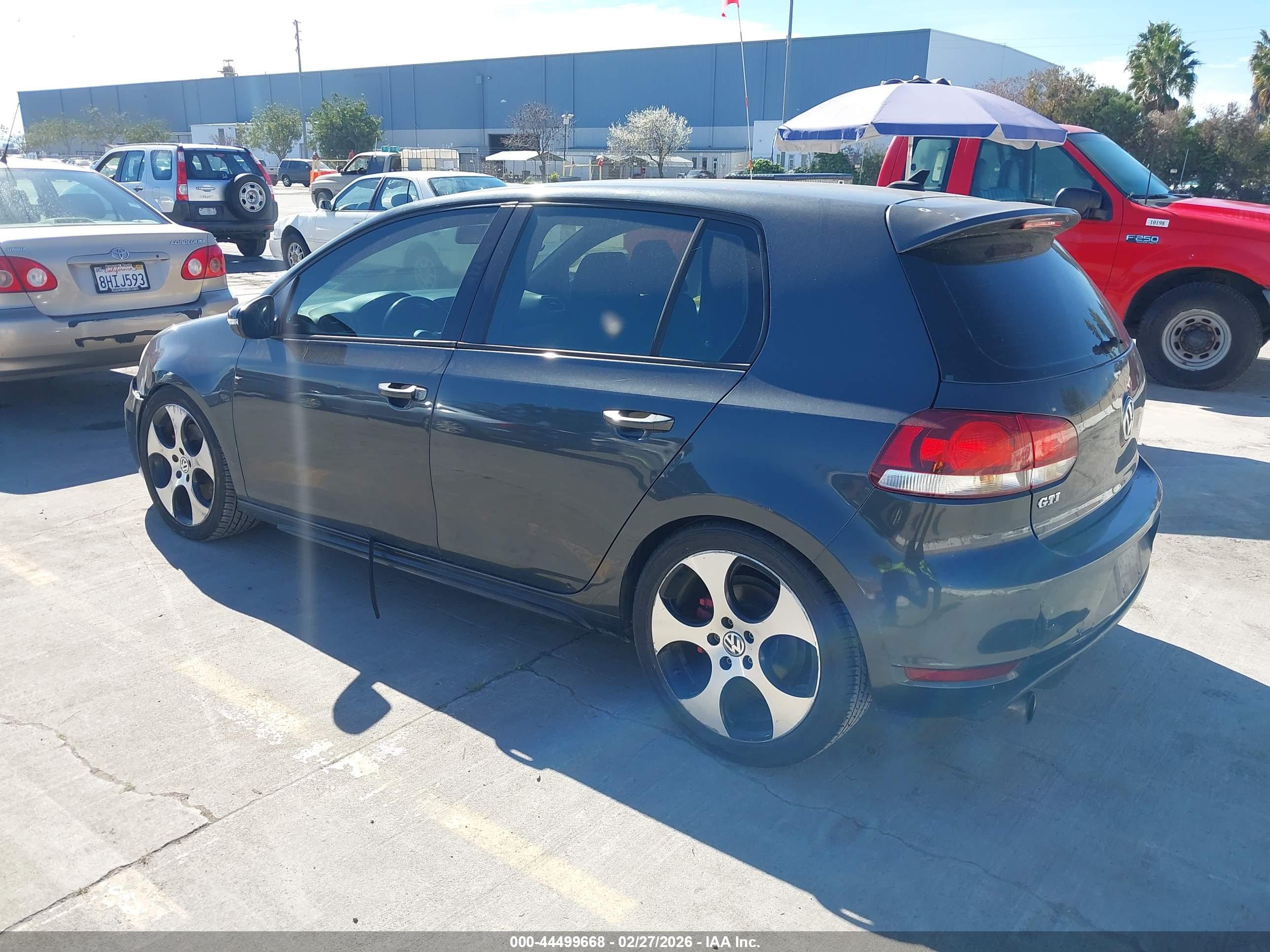 VOLKSWAGEN GTI image 3