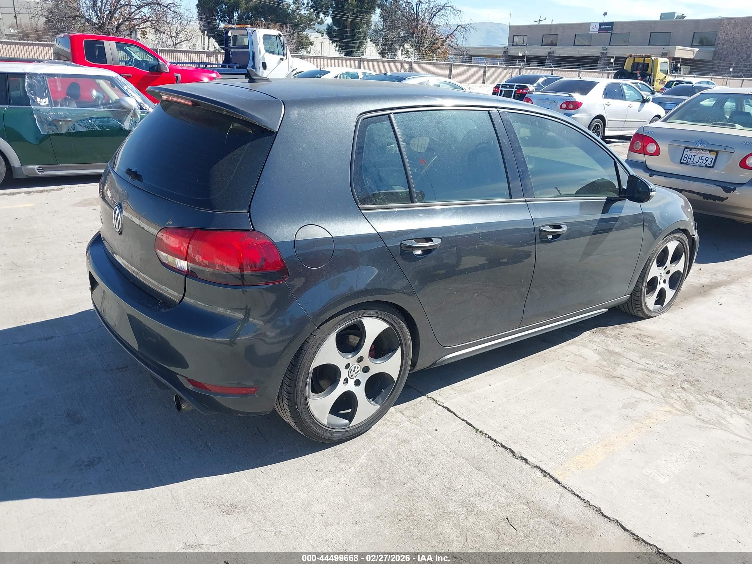 VOLKSWAGEN GTI image 4