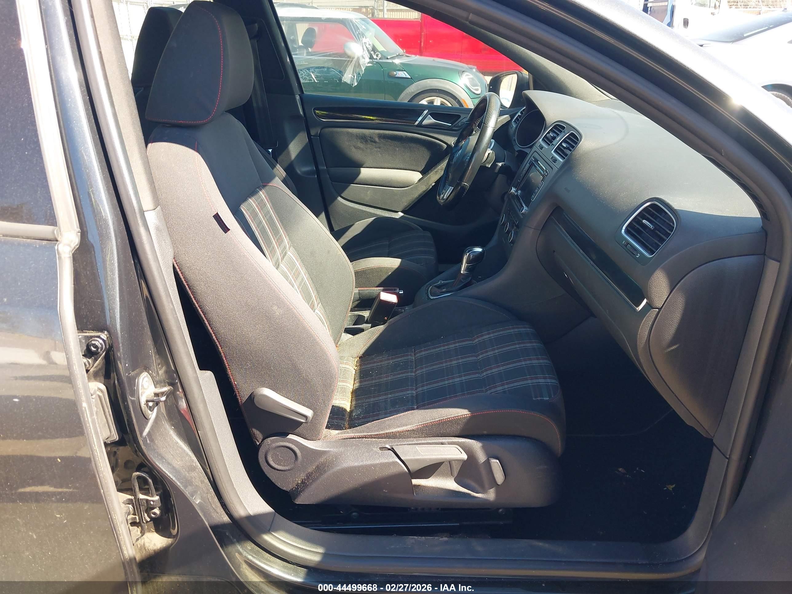 VOLKSWAGEN GTI image 5