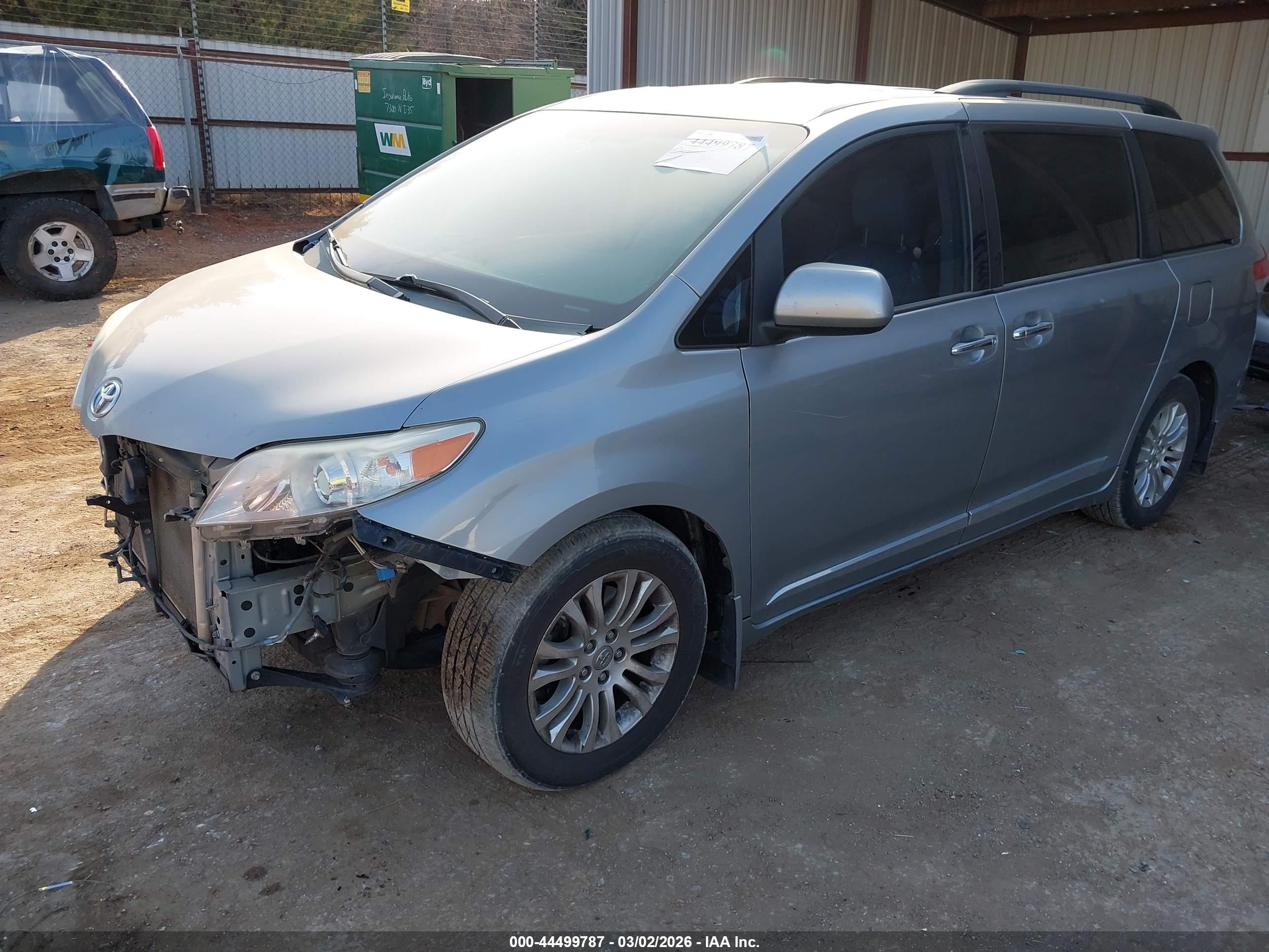 TOYOTA SIENNA image 2