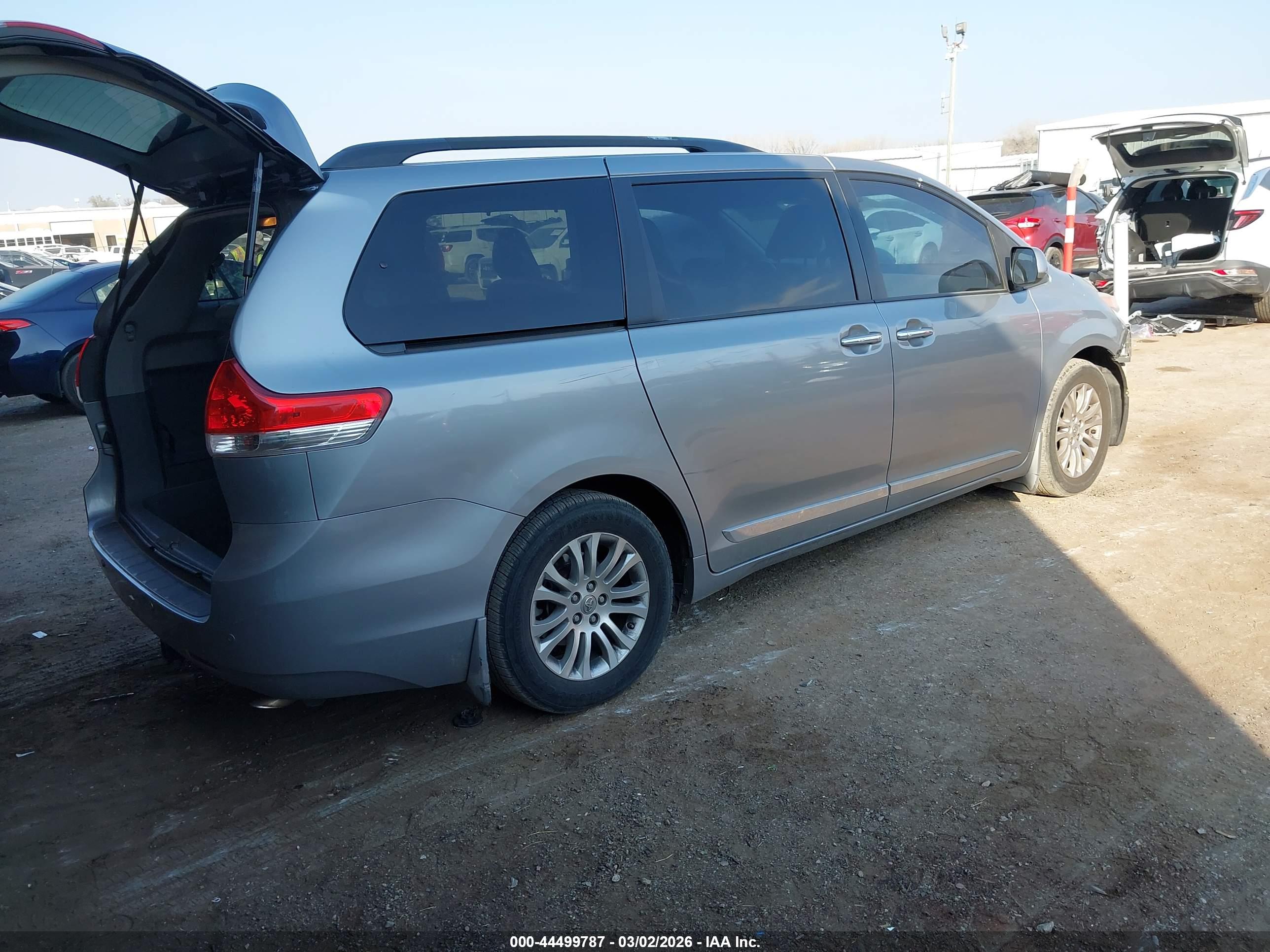 TOYOTA SIENNA image 4
