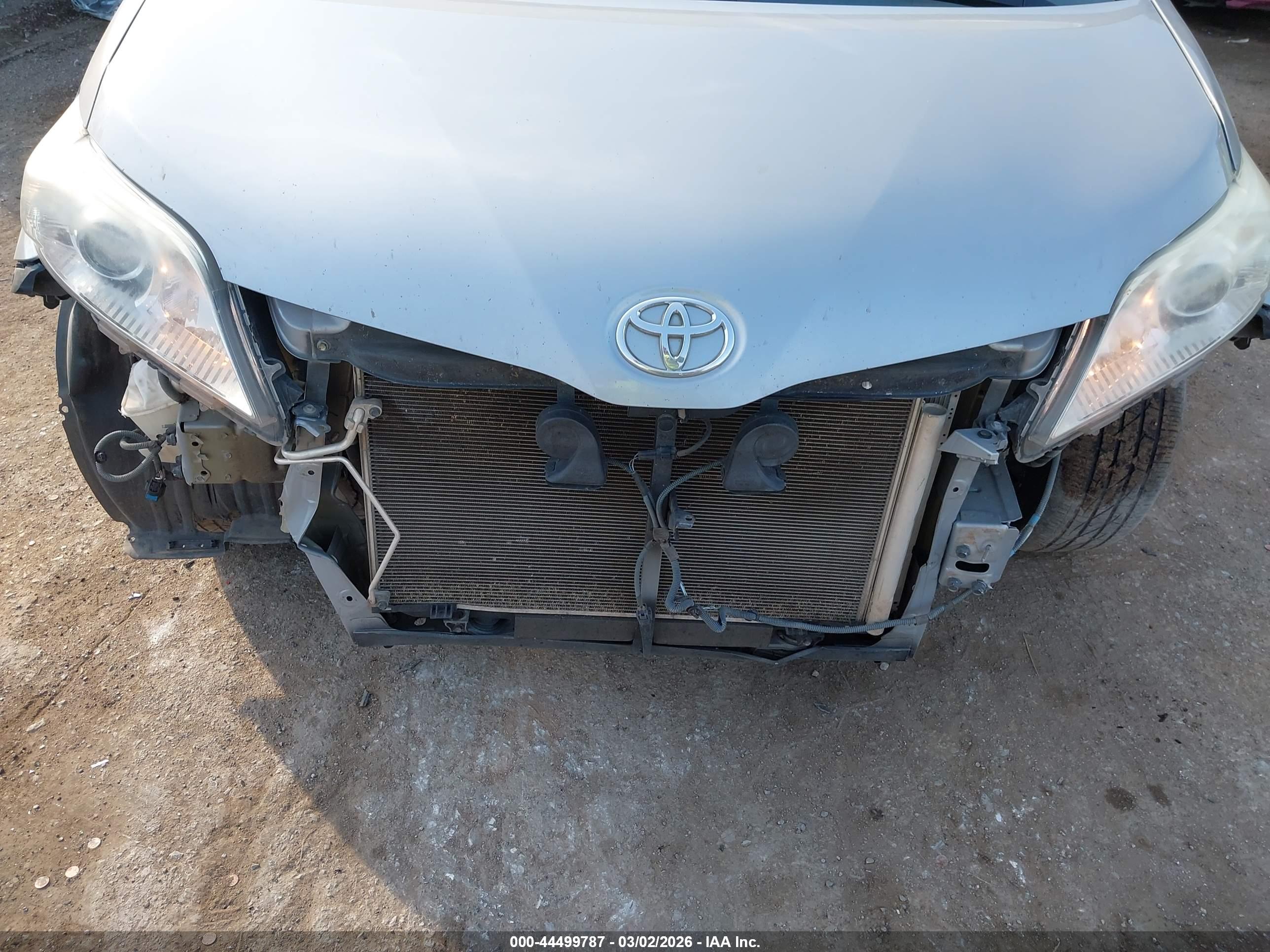 TOYOTA SIENNA image 6