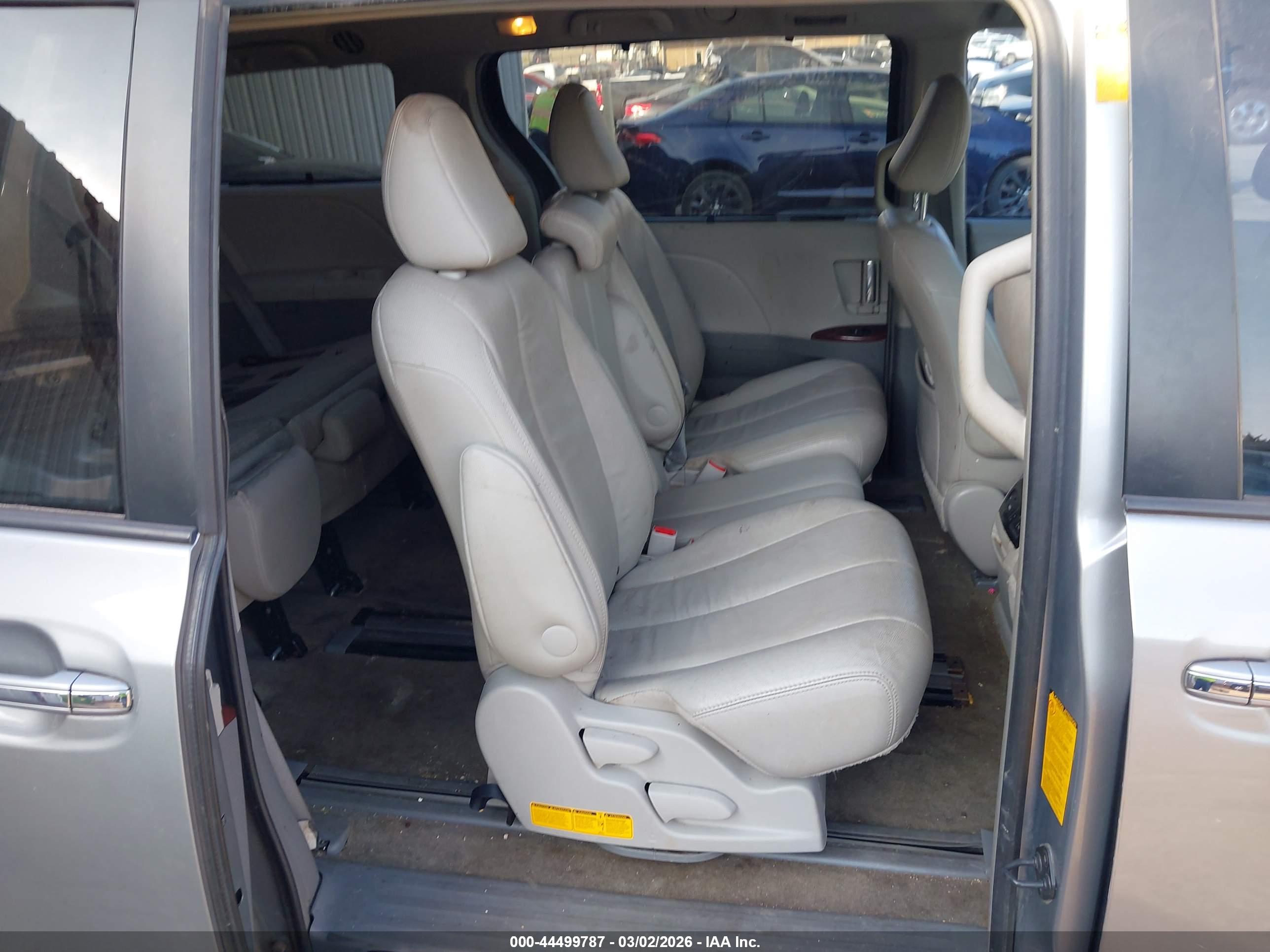 TOYOTA SIENNA image 8