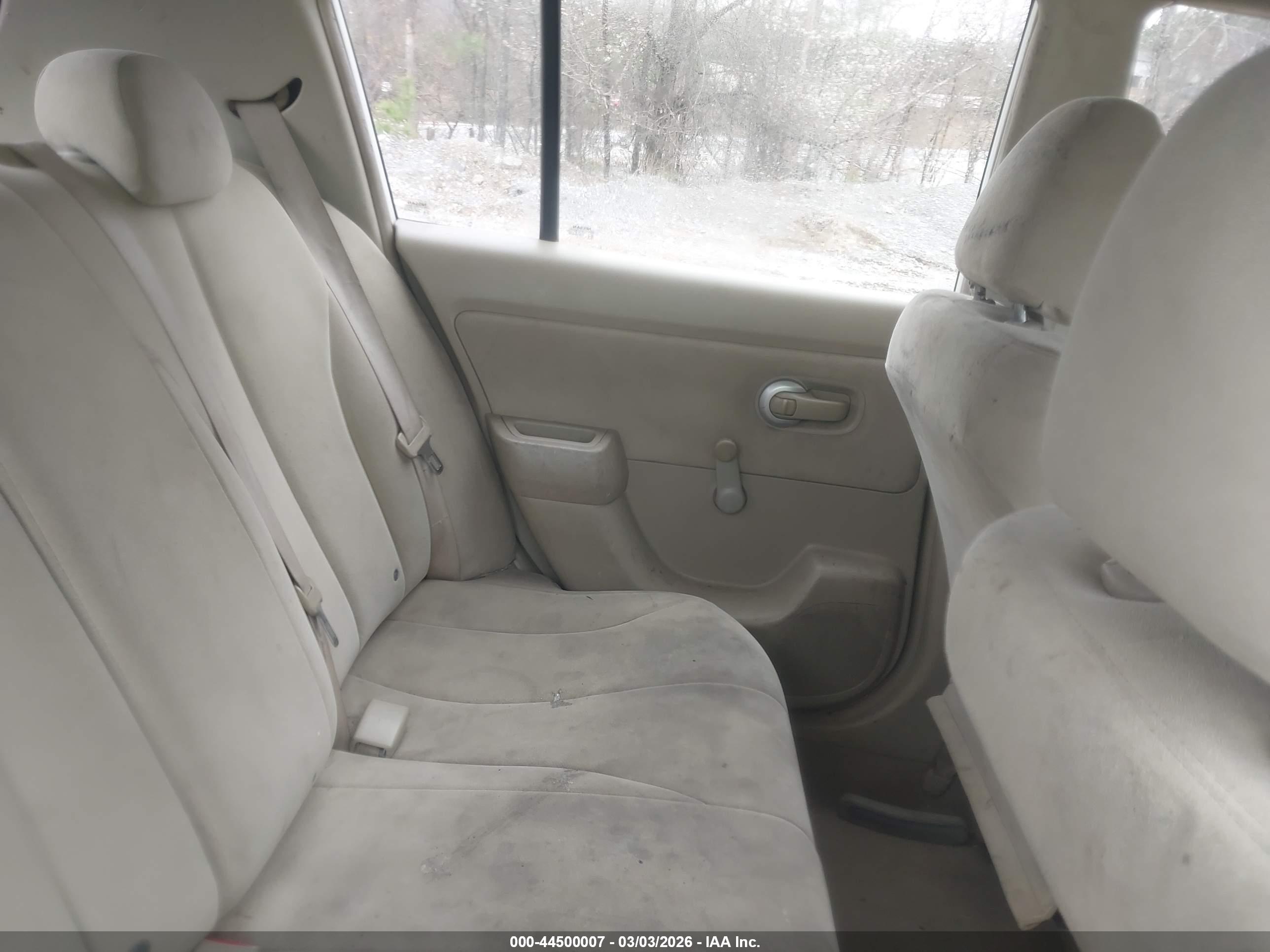 NISSAN VERSA image 8