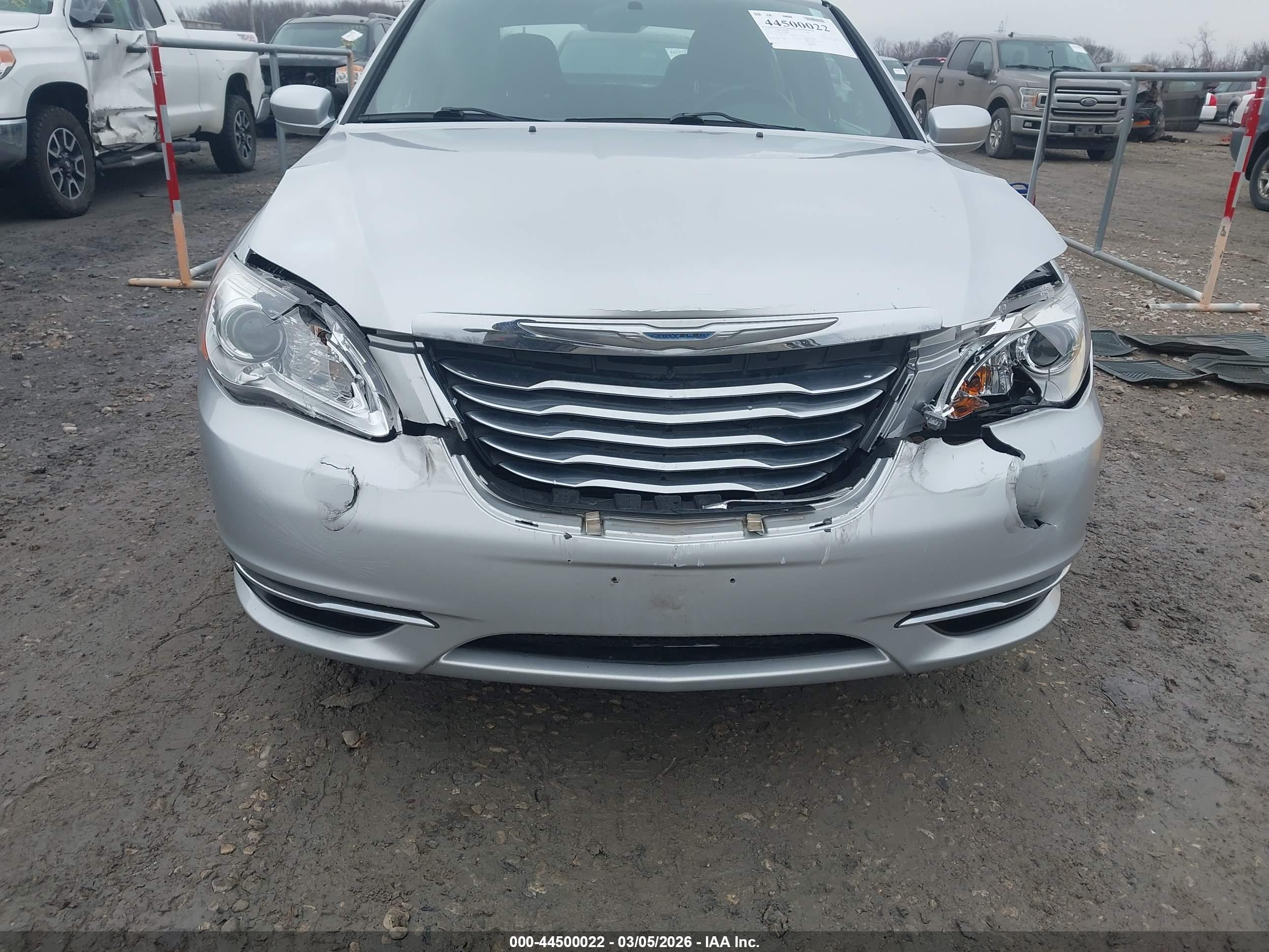 CHRYSLER 200 image 6
