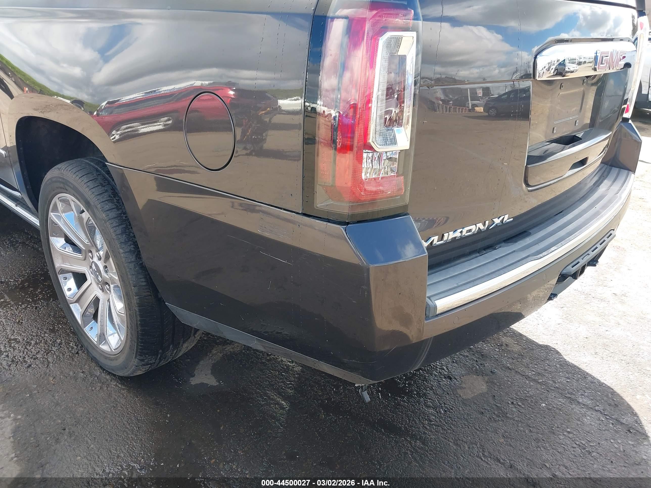 GMC YUKON image 6